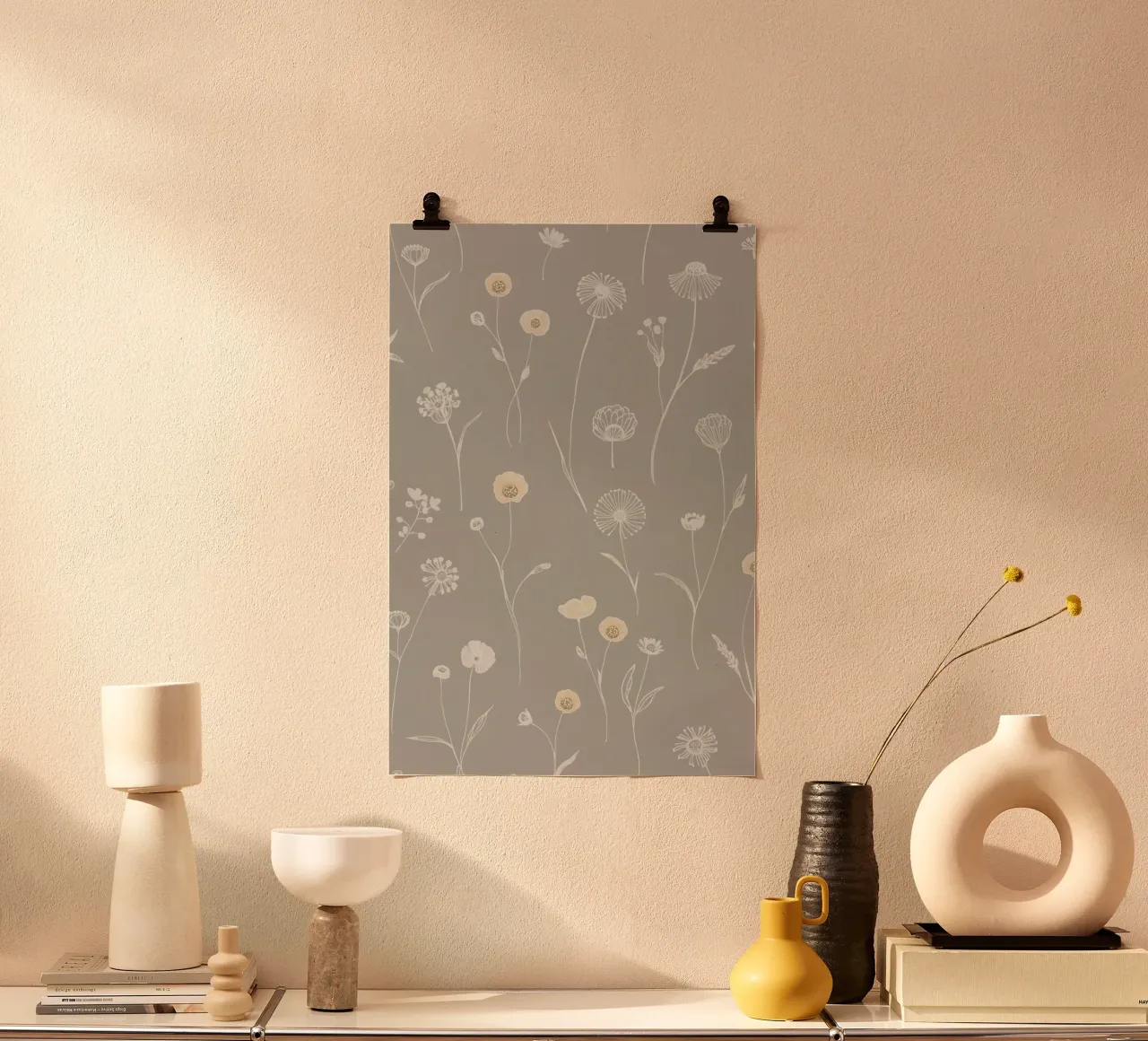 Bloemenpatroon met grijze achtergrond en witte bloemen poster met aluminium frame van DesignDoodle