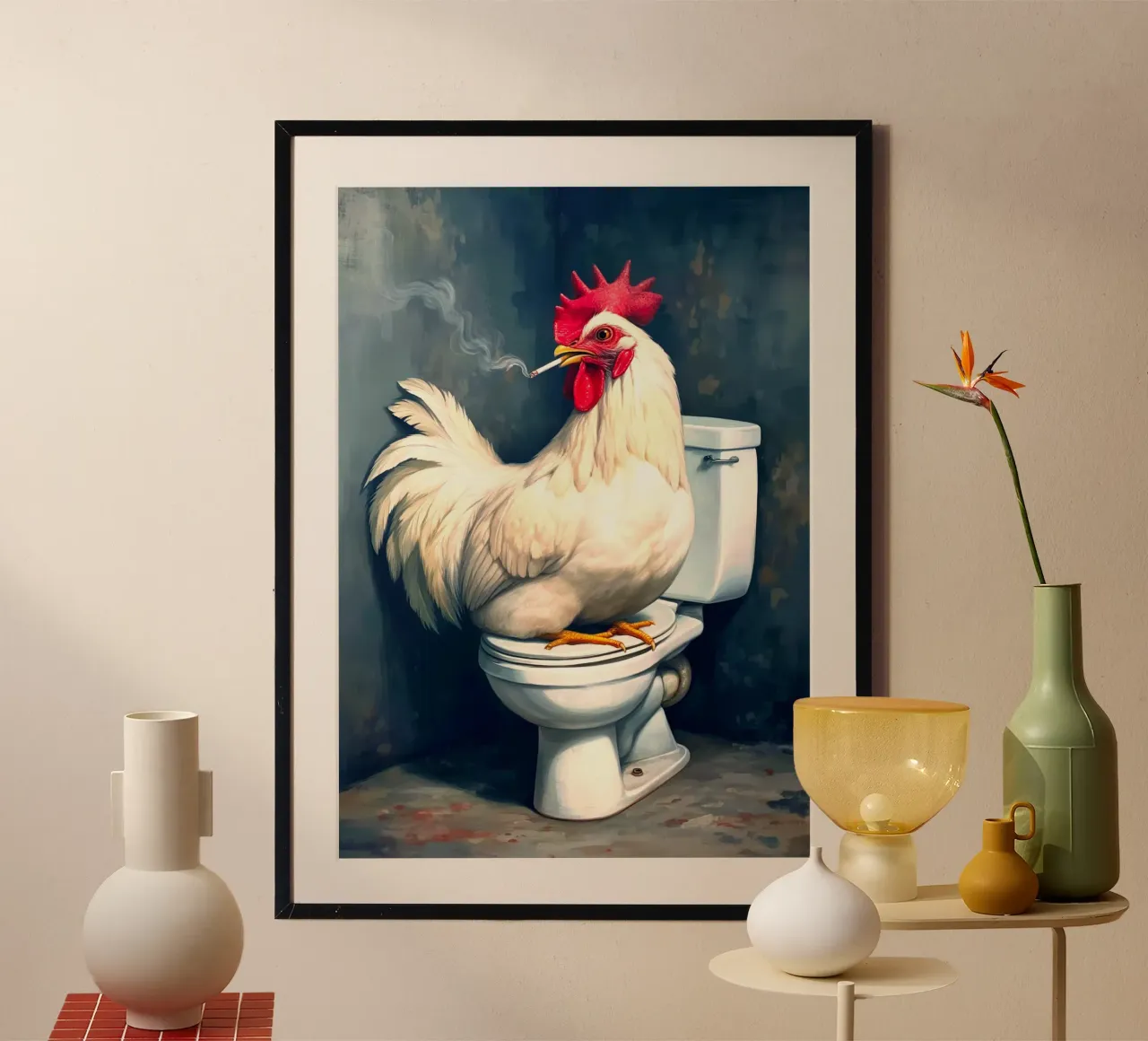 Pollo che fuma sul water poster con telaio in legno da Fleur de Lys