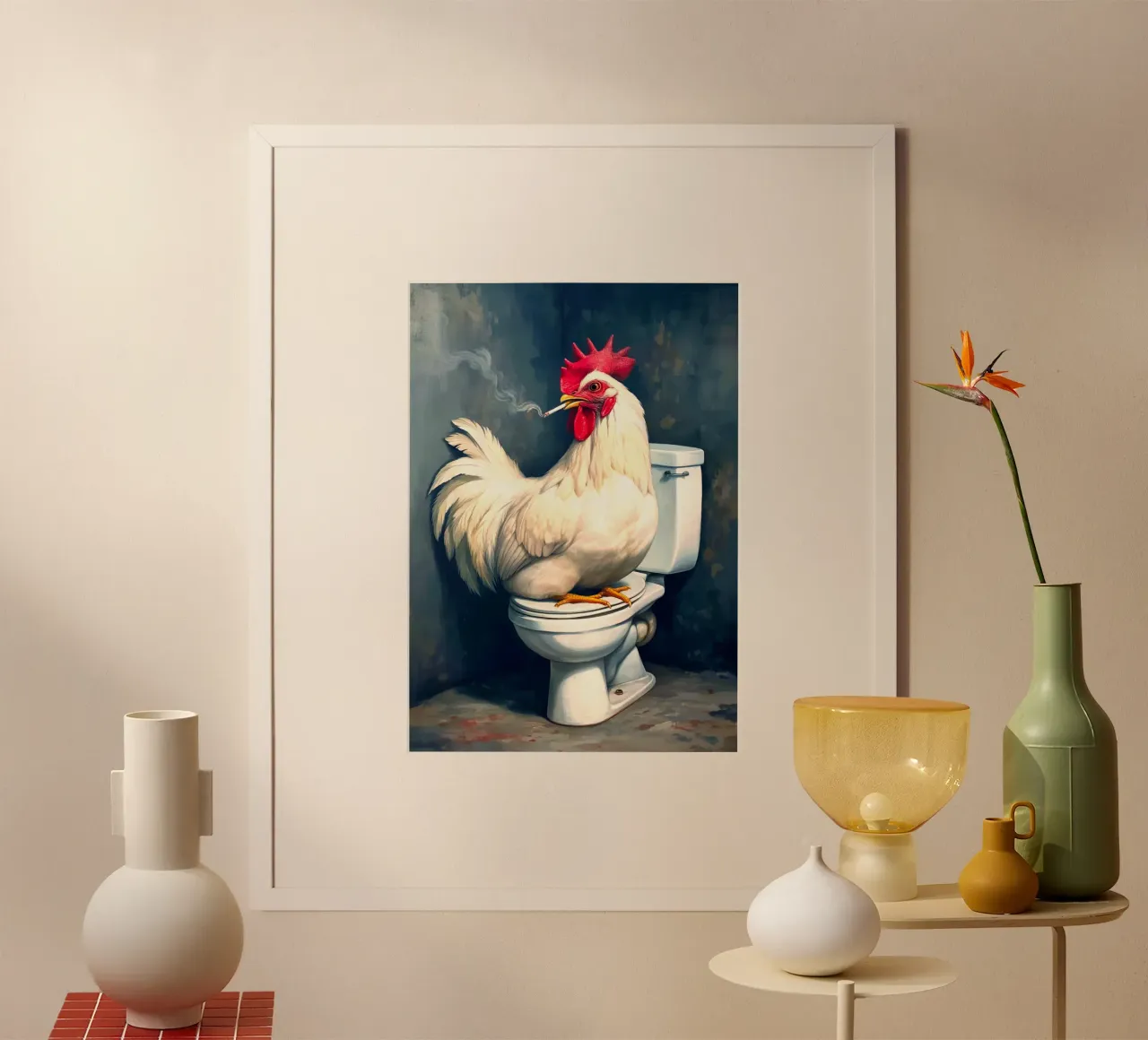 Pollo che fuma sul water poster con telaio in legno da Fleur de Lys