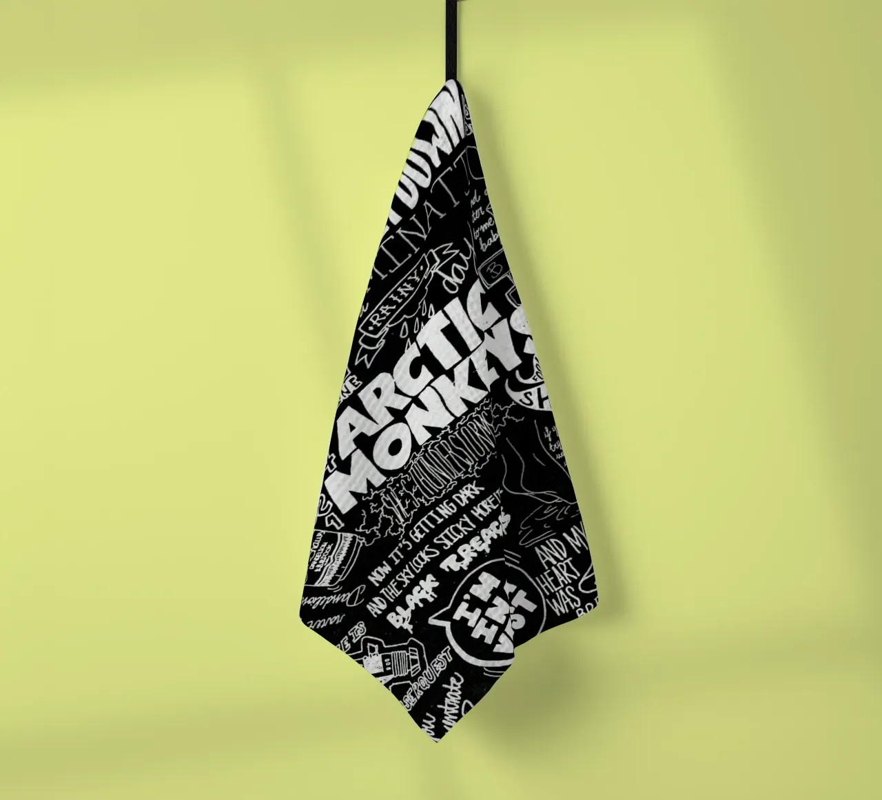 Schaduwen dansen op bakstenen muren theedoek van piareto