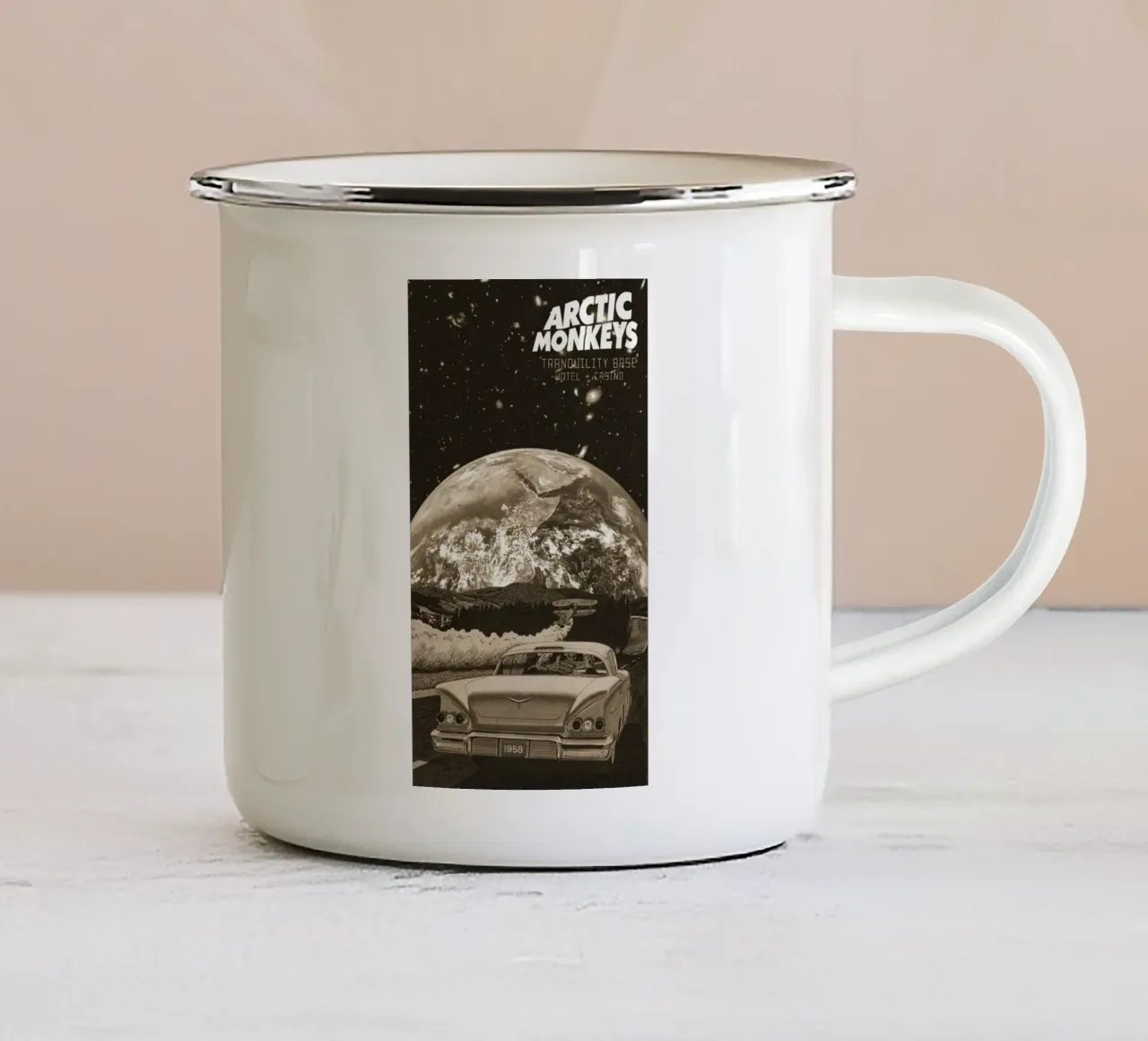 Verlorene Notizen in einer einsamen Bar Emaille Tasse von piareto