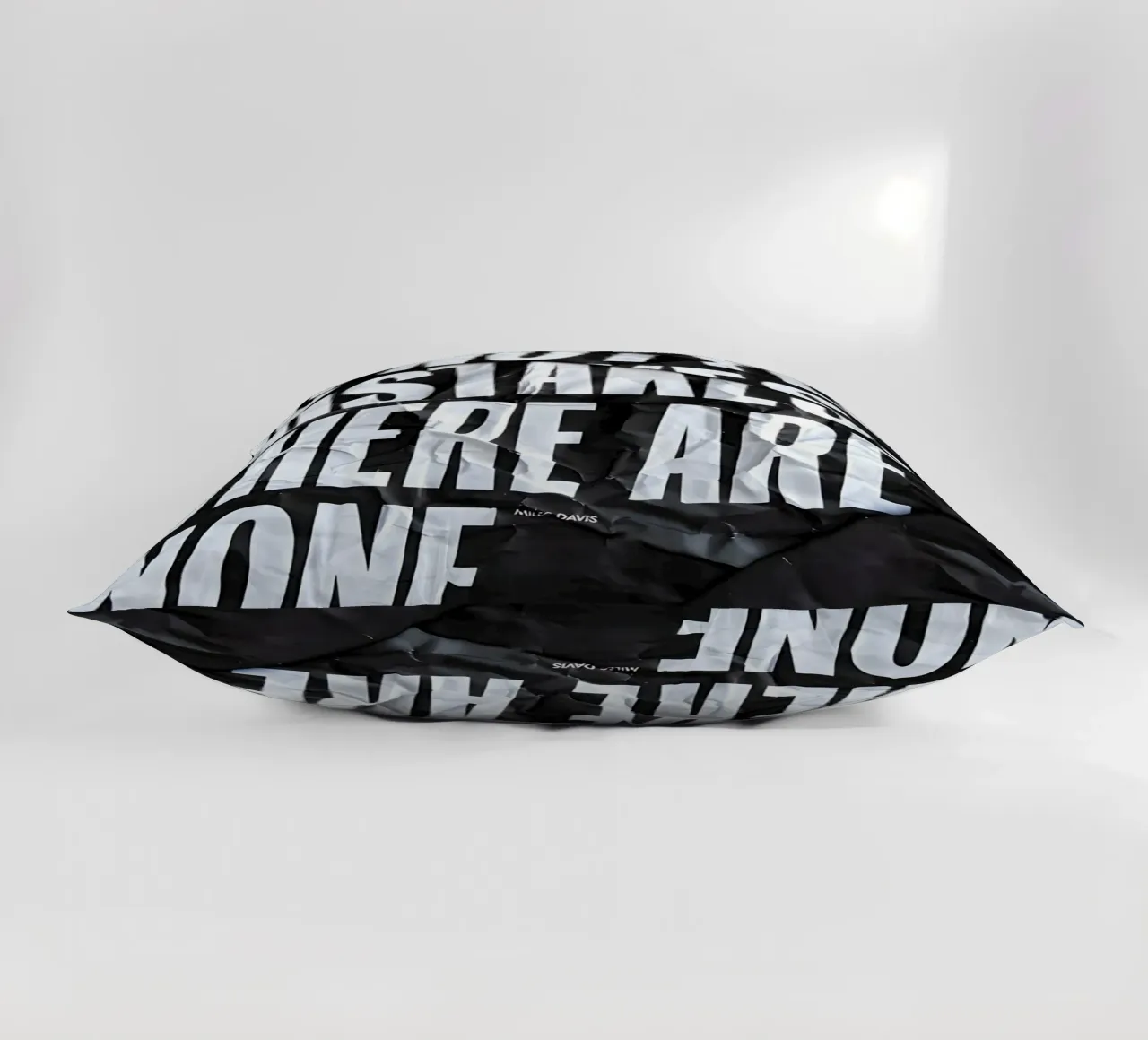 DO NOT FEAR MISTAKES cuscino da Type & Tape