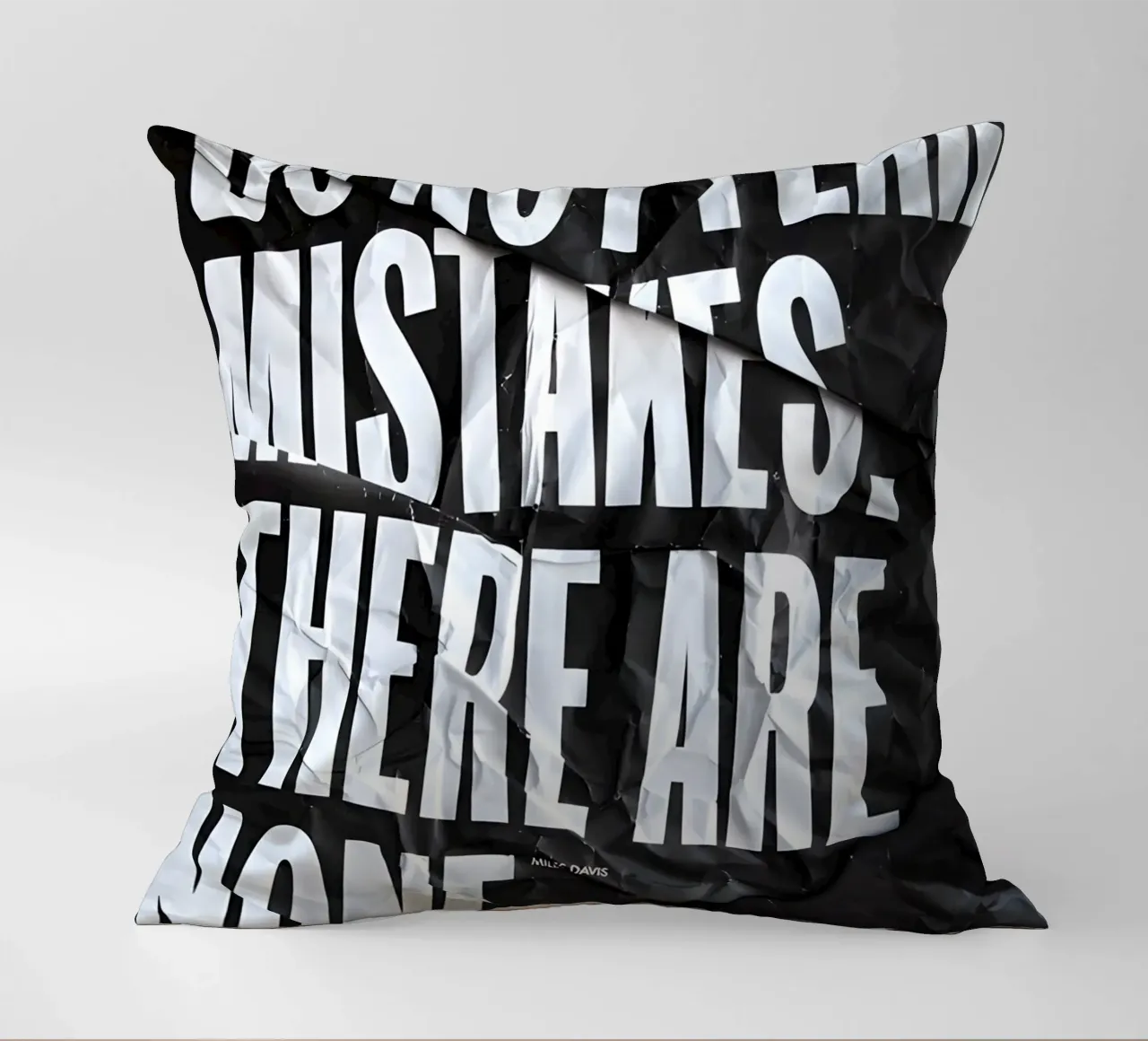 DO NOT FEAR MISTAKES cuscino da Type & Tape