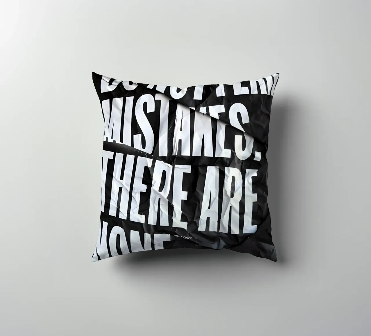 DO NOT FEAR MISTAKES cuscino da Type & Tape