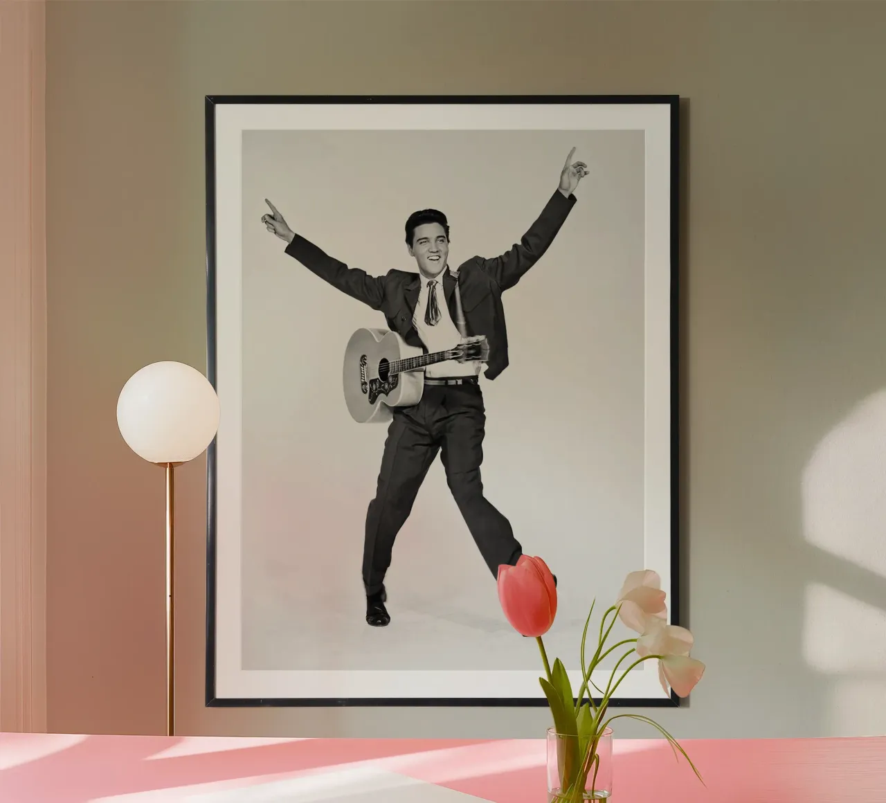 Elvis Presley con la chitarra poster con telaio in plastica da James
