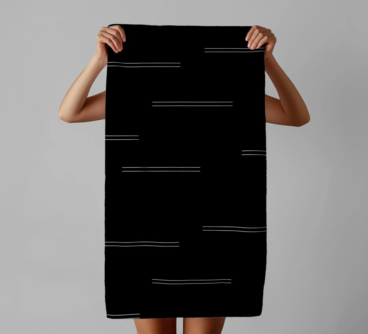 Minimal Mudcloth astratto Linee doppie | Bianco su nero asciugamano da bagno da Beauty in Simplicity