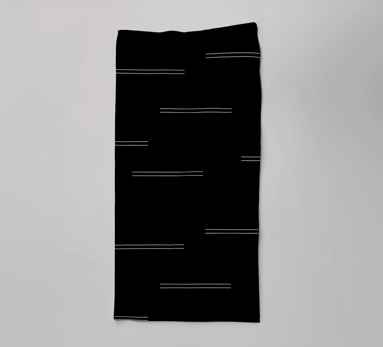 Minimal Mudcloth astratto Linee doppie | Bianco su nero asciugamano da bagno da Beauty in Simplicity