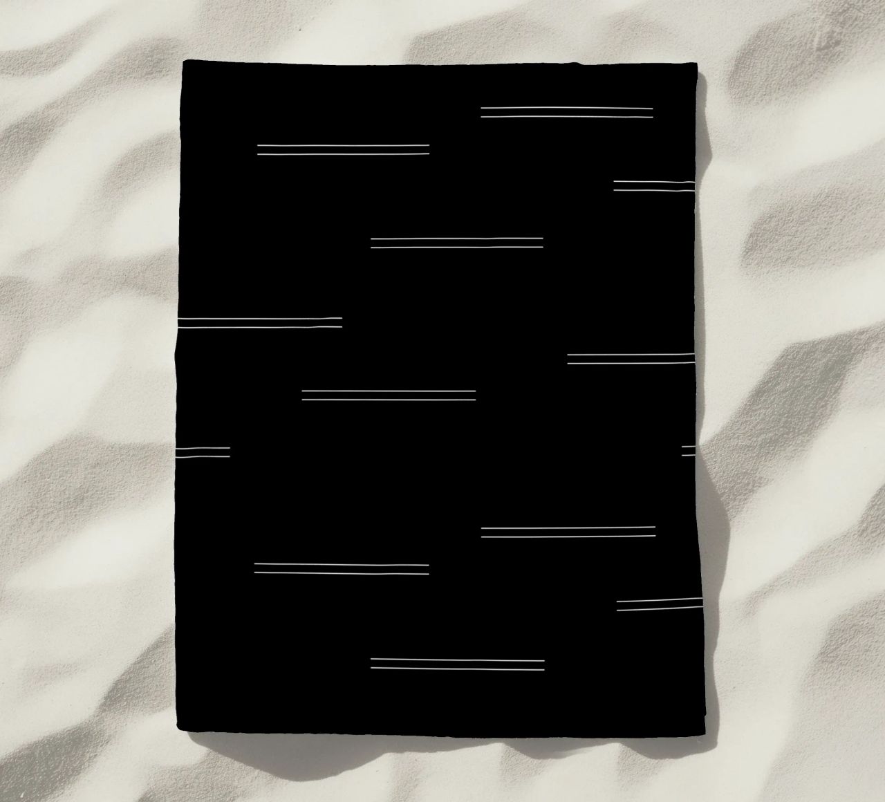 Minimal Mudcloth astratto Linee doppie | Bianco su nero telo mare da Beauty in Simplicity