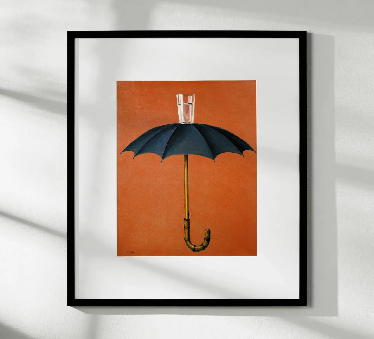 Le vacanze di Hegel di René Magritte poster con telaio in legno da Classic Art Prints