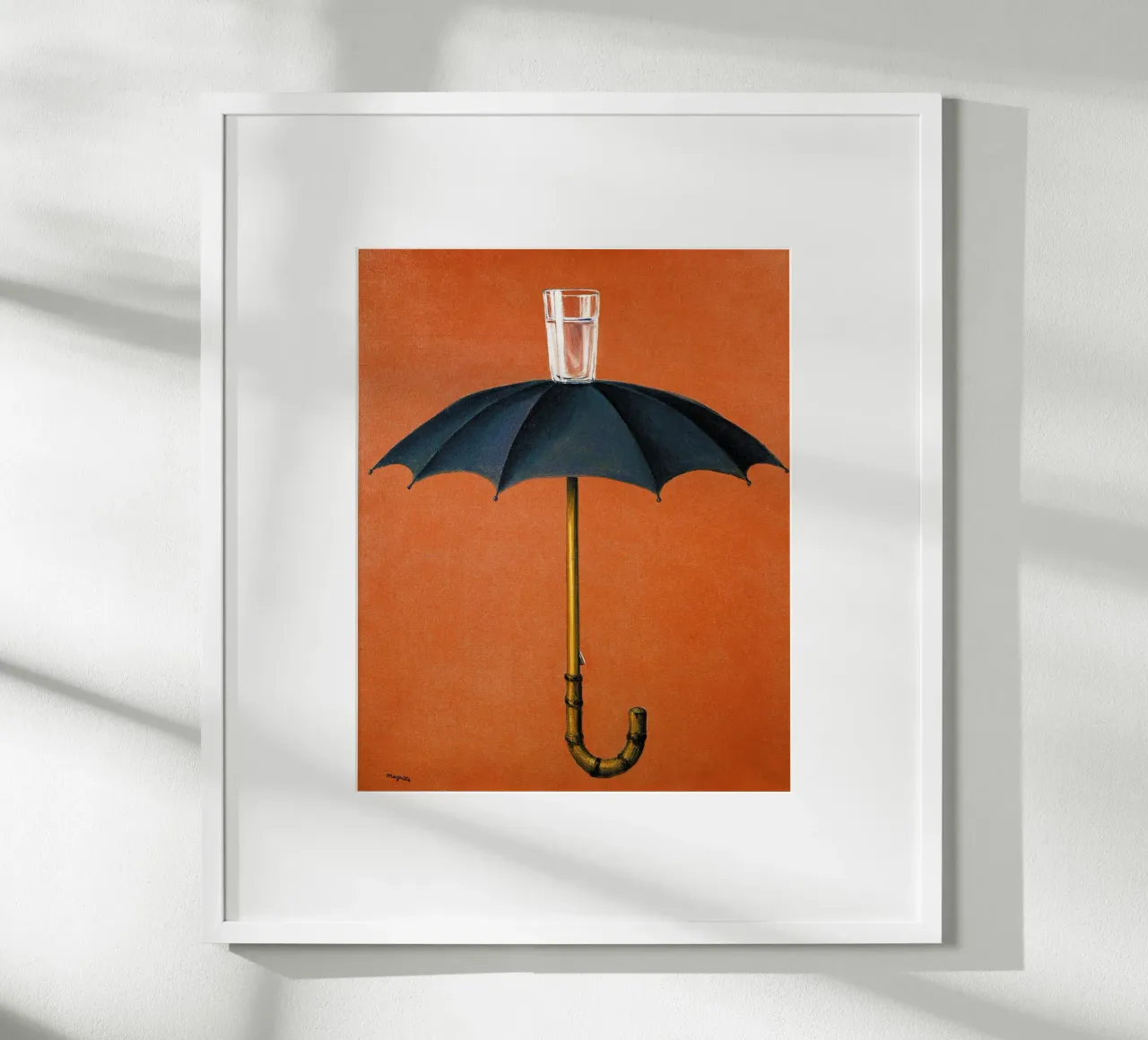 Le vacanze di Hegel di René Magritte poster con telaio in legno da Classic Art Prints