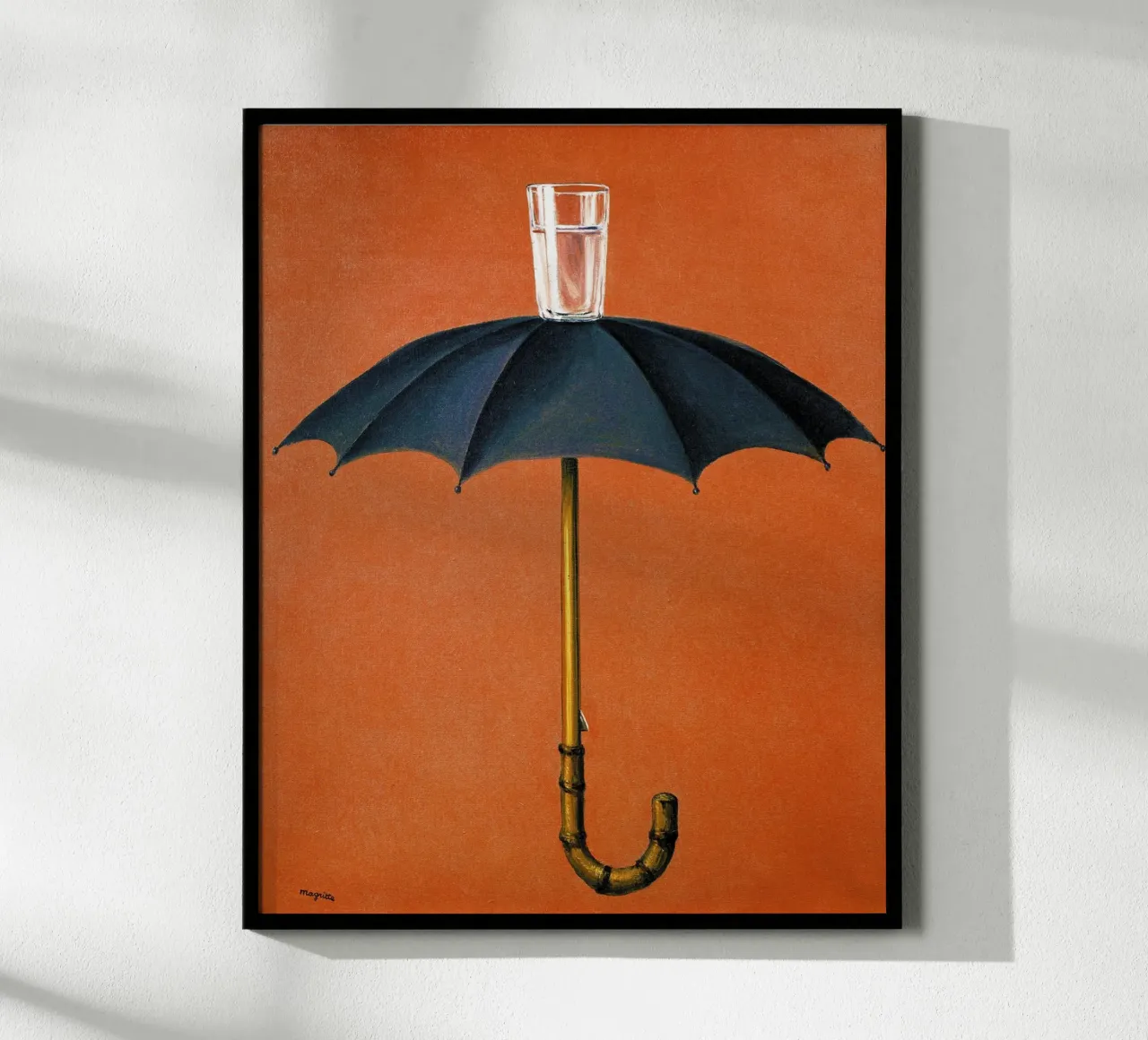 Le vacanze di Hegel di René Magritte poster con telaio in legno da Classic Art Prints