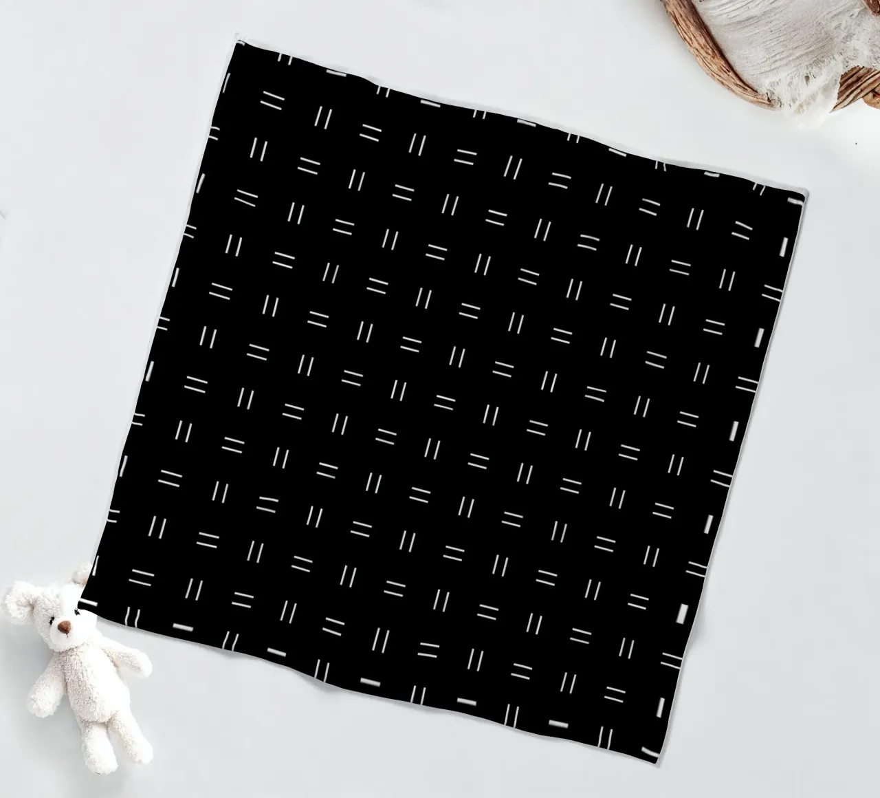 Minimal Classic Scandi Linee doppie | Bianco su nero coperta in pile da Beauty in Simplicity
