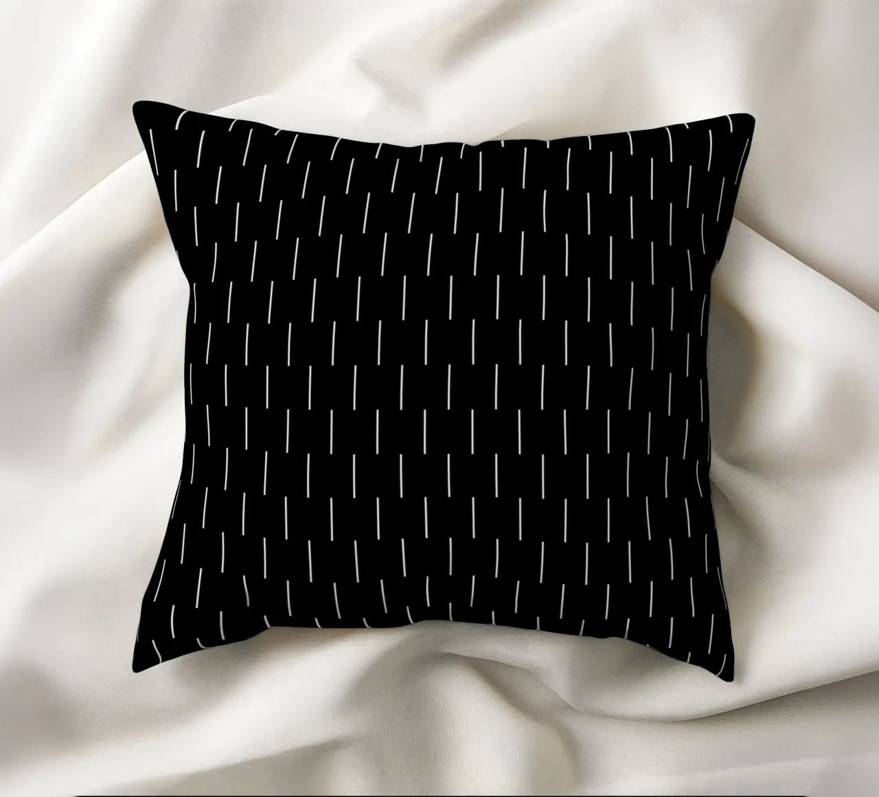 Linee minimaliste scandinave chic | Bianco su nero cuscino da Beauty in Simplicity