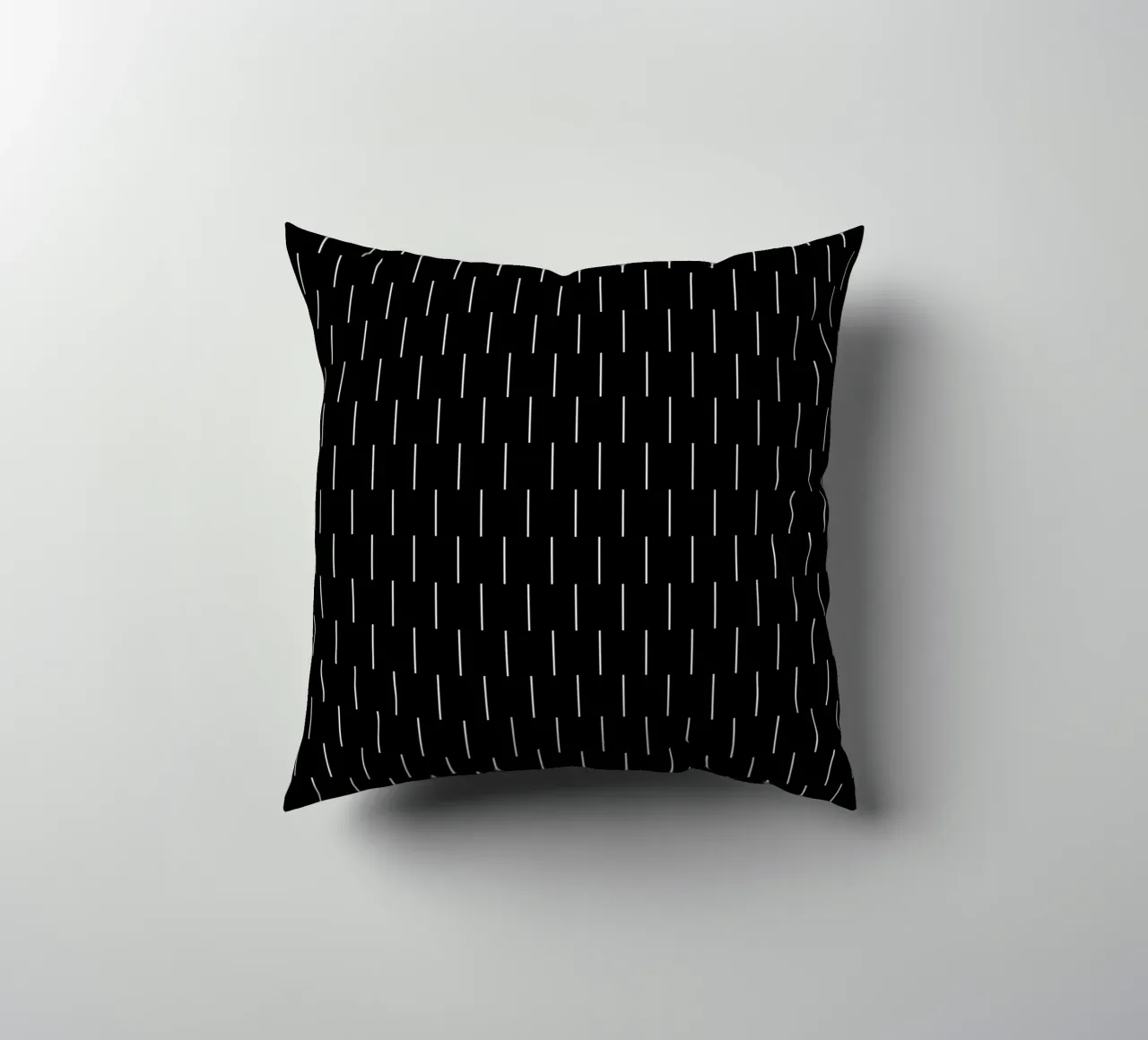 Linee minimaliste scandinave chic | Bianco su nero cuscino da Beauty in Simplicity