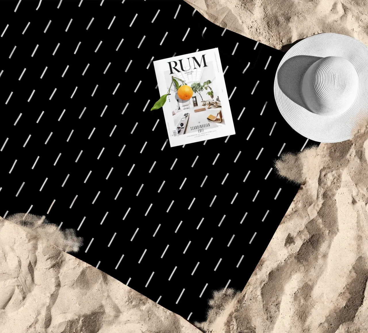 Linee minimaliste scandinave chic | Bianco su nero telo mare da Beauty in Simplicity