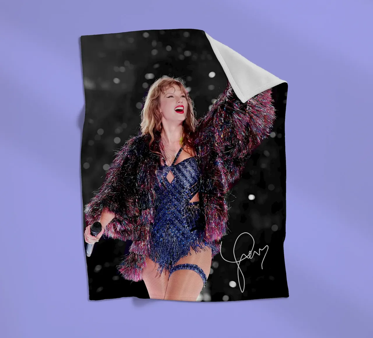 La bellezza di Taylor Swift coperta in pile da shiners