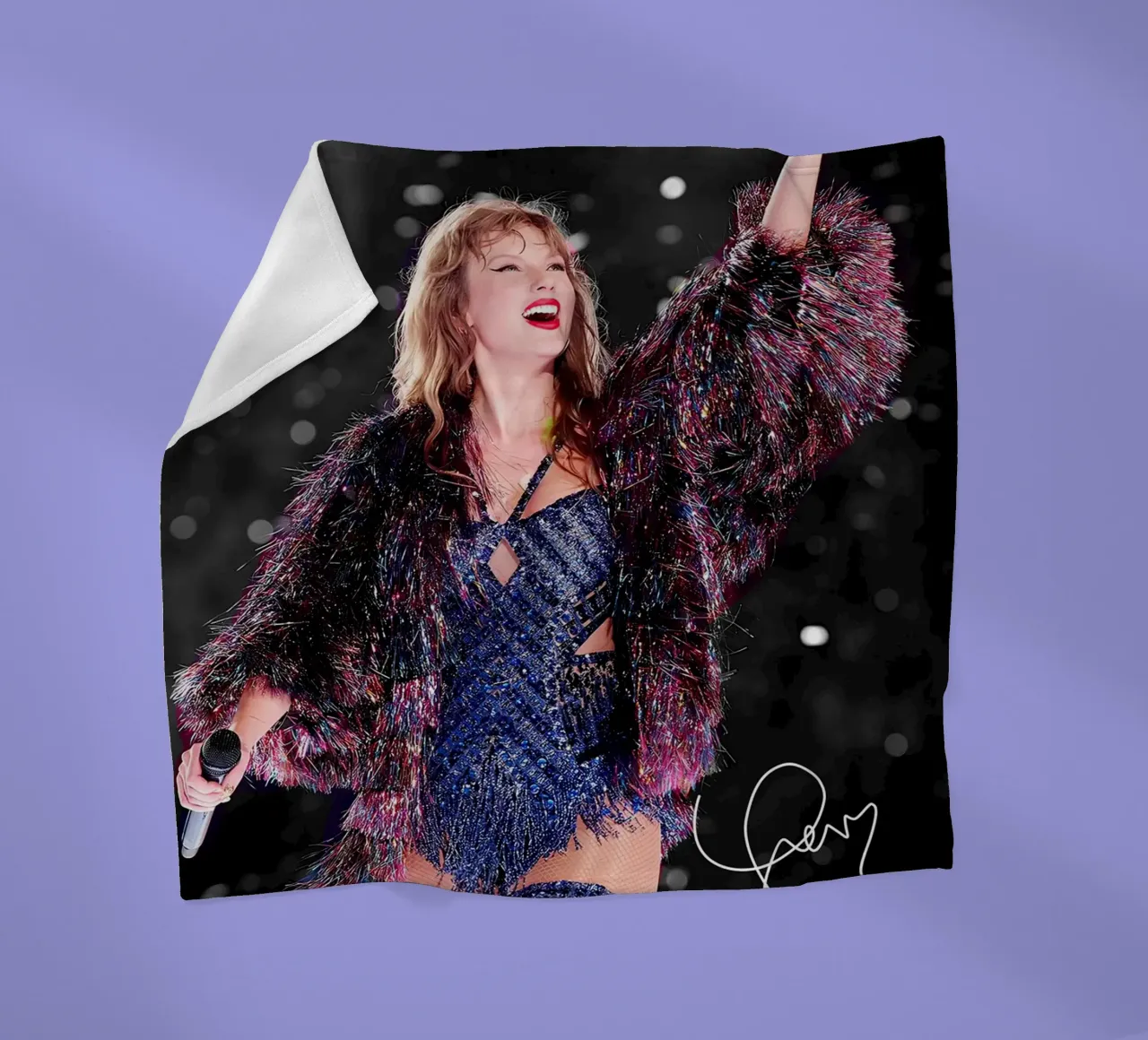 La bellezza di Taylor Swift coperta in pile da shiners