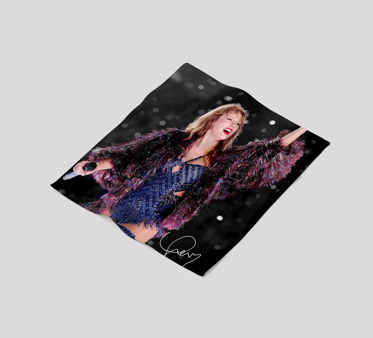 La bellezza di Taylor Swift coperta in pile da shiners