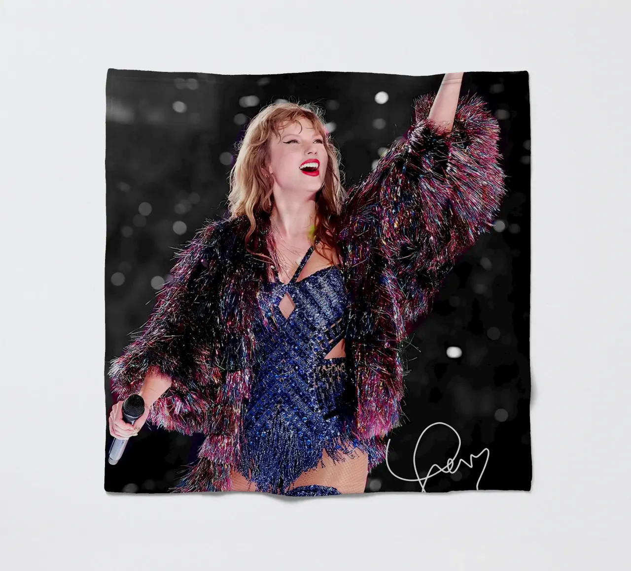 La bellezza di Taylor Swift coperta in pile da shiners