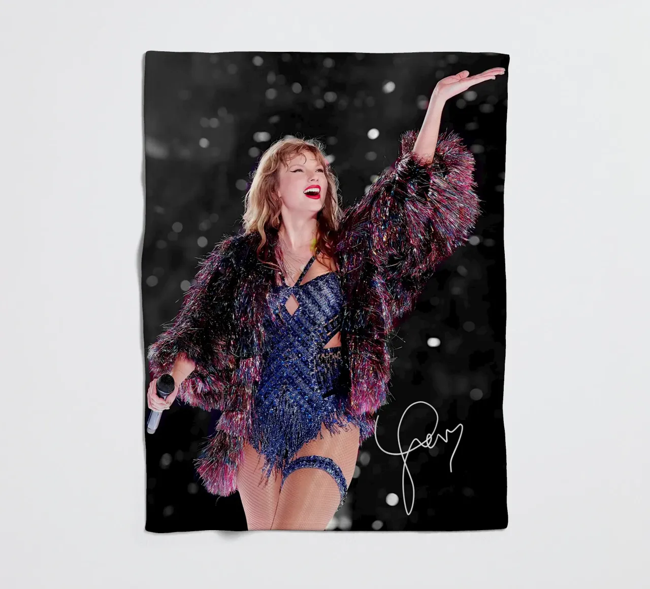 La bellezza di Taylor Swift coperta in pile da shiners