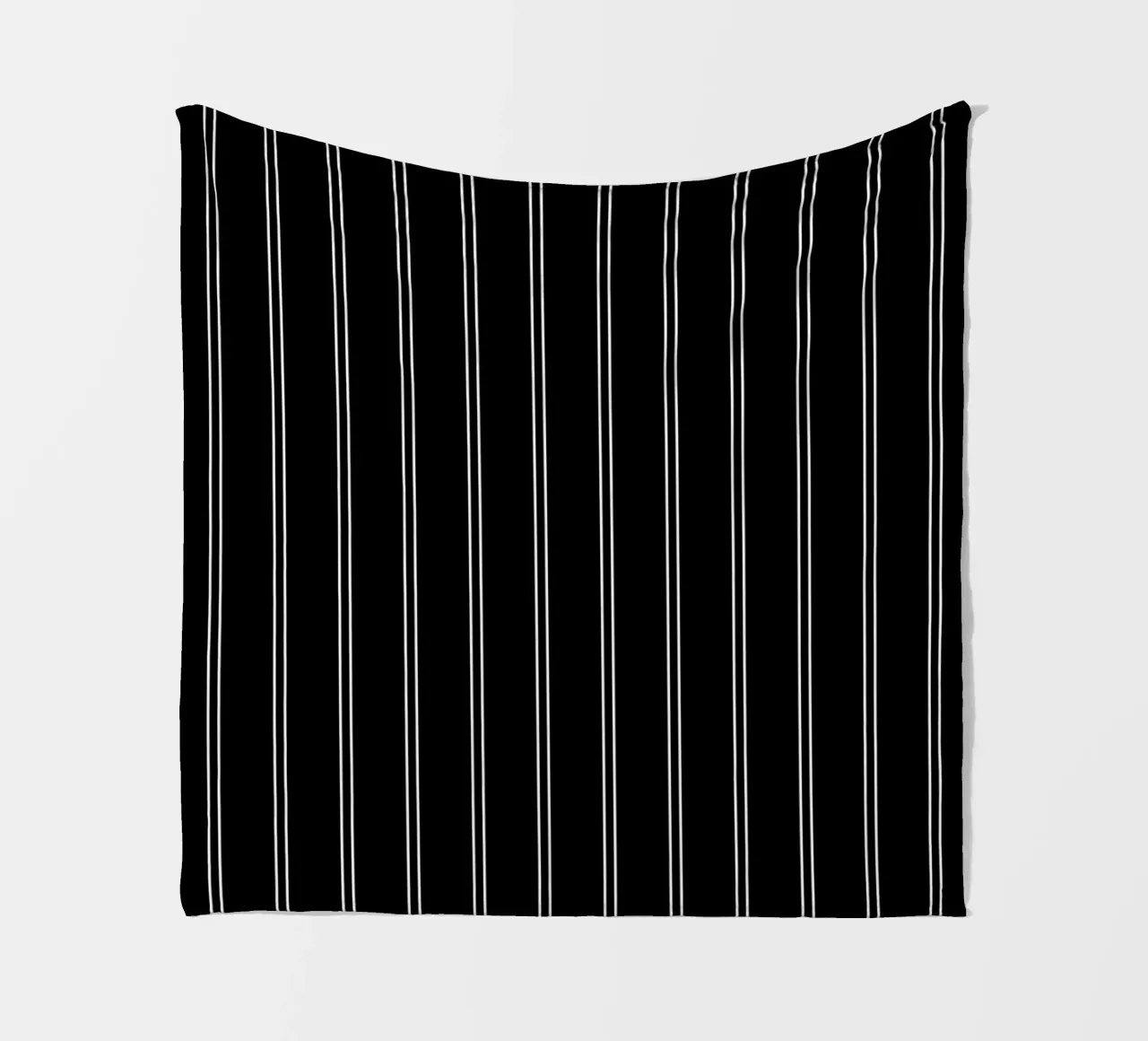 Minimal Basic Classic Doppie strisce bianche su nero coperta in pile da Beauty in Simplicity