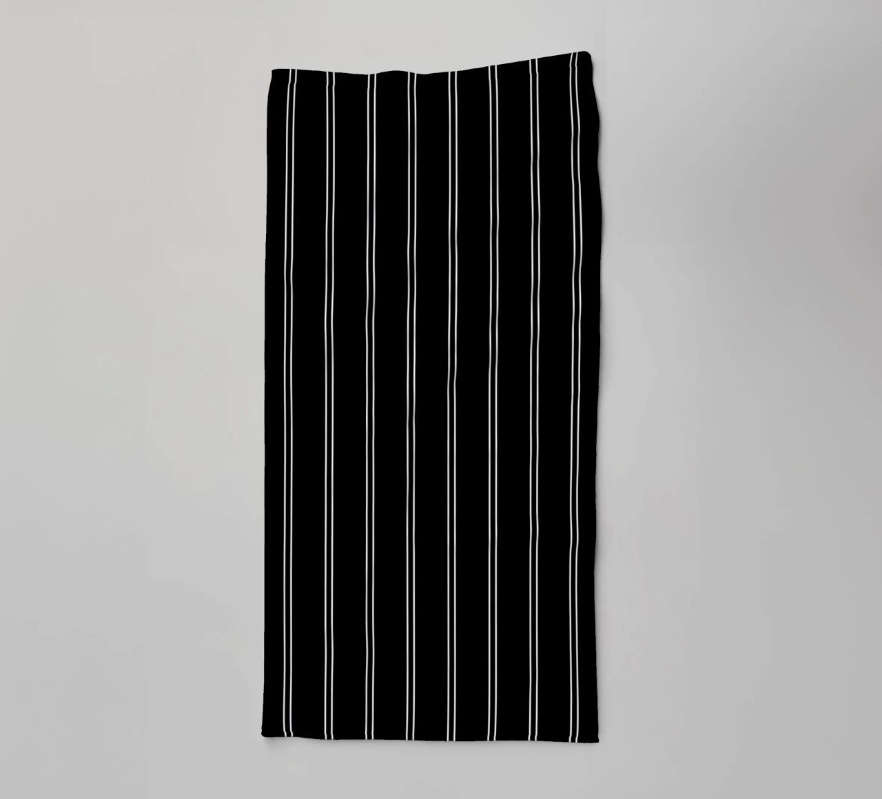 Minimal Basic Classic Doppie strisce bianche su nero asciugamano da bagno da Beauty in Simplicity