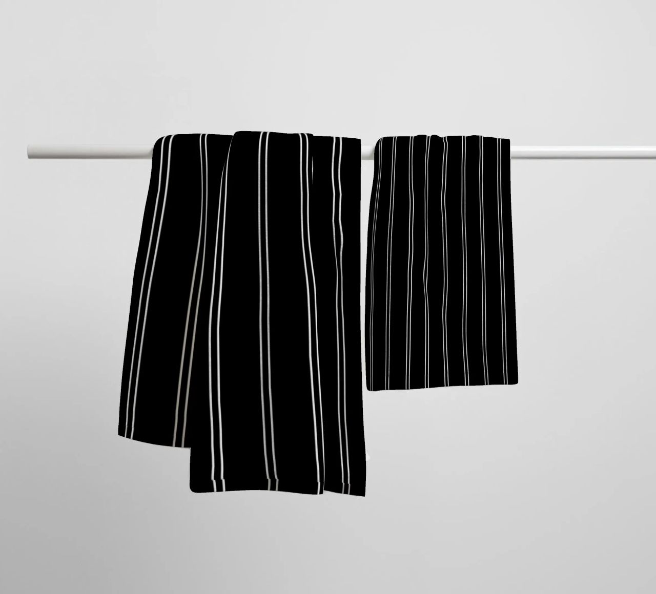 Minimal Basic Classic Doppie strisce bianche su nero asciugamano da bagno da Beauty in Simplicity