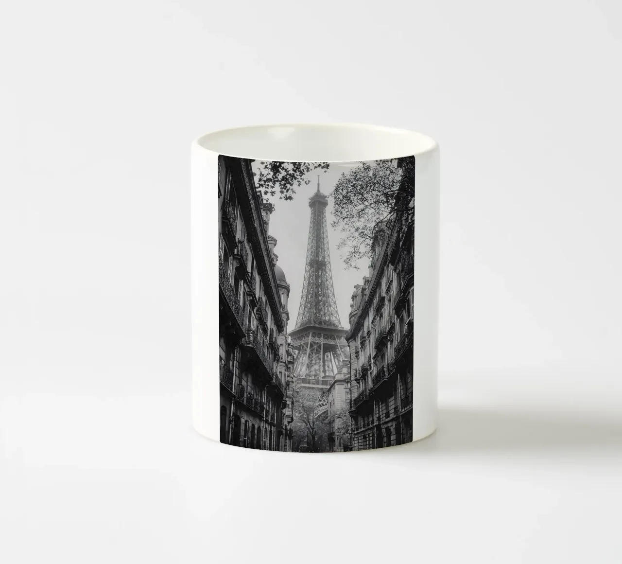La strada all'ombra della Torre Eiffel tazza in ceramica da M-Ulrich-Digital Art