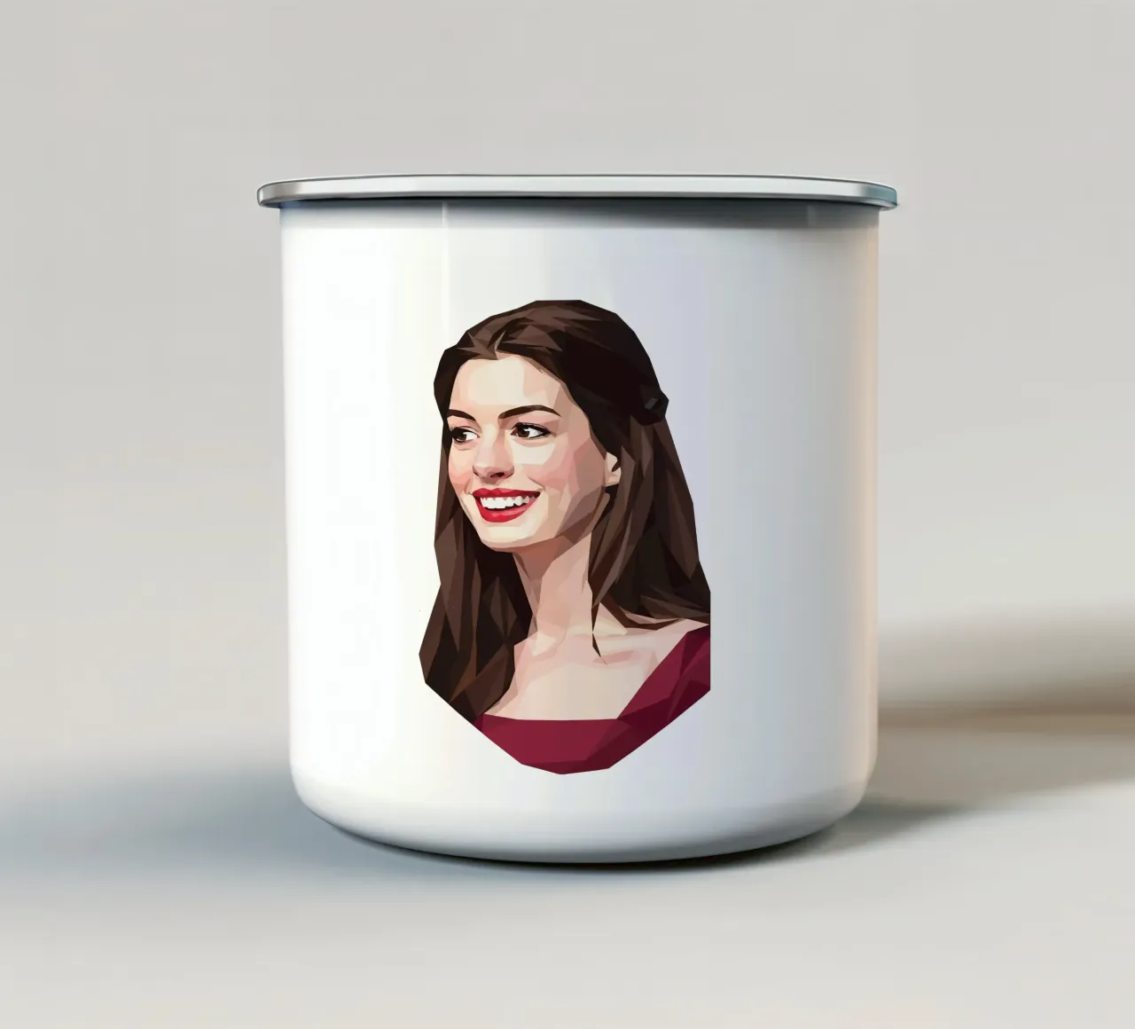 Sorriso di Anne Hathaway Low poly tazza in smalto da Low Profile