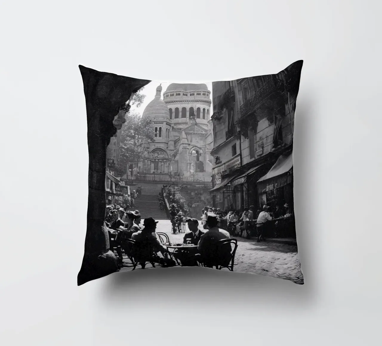 Tre uomini, un caffè e il Sacro Cuore cuscino da M-Ulrich-Digital Art