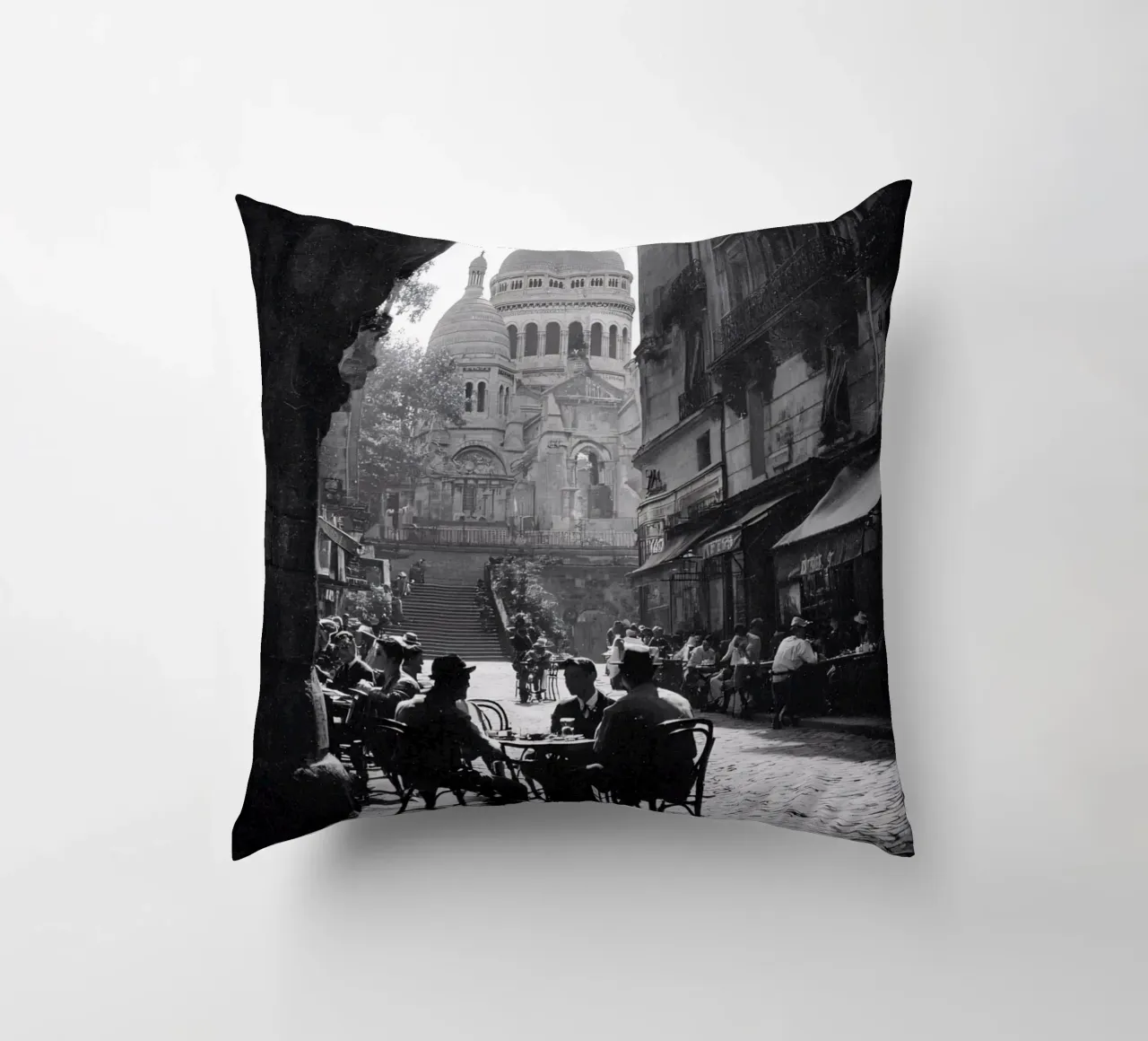 Tre uomini, un caffè e il Sacro Cuore cuscino da M-Ulrich-Digital Art