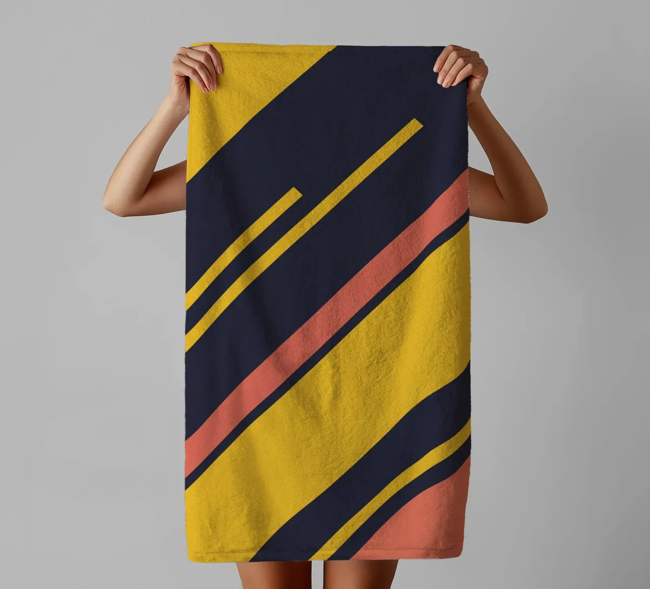 Rayures rétro en bleu corail jaune serviette de bain de Petra Lang