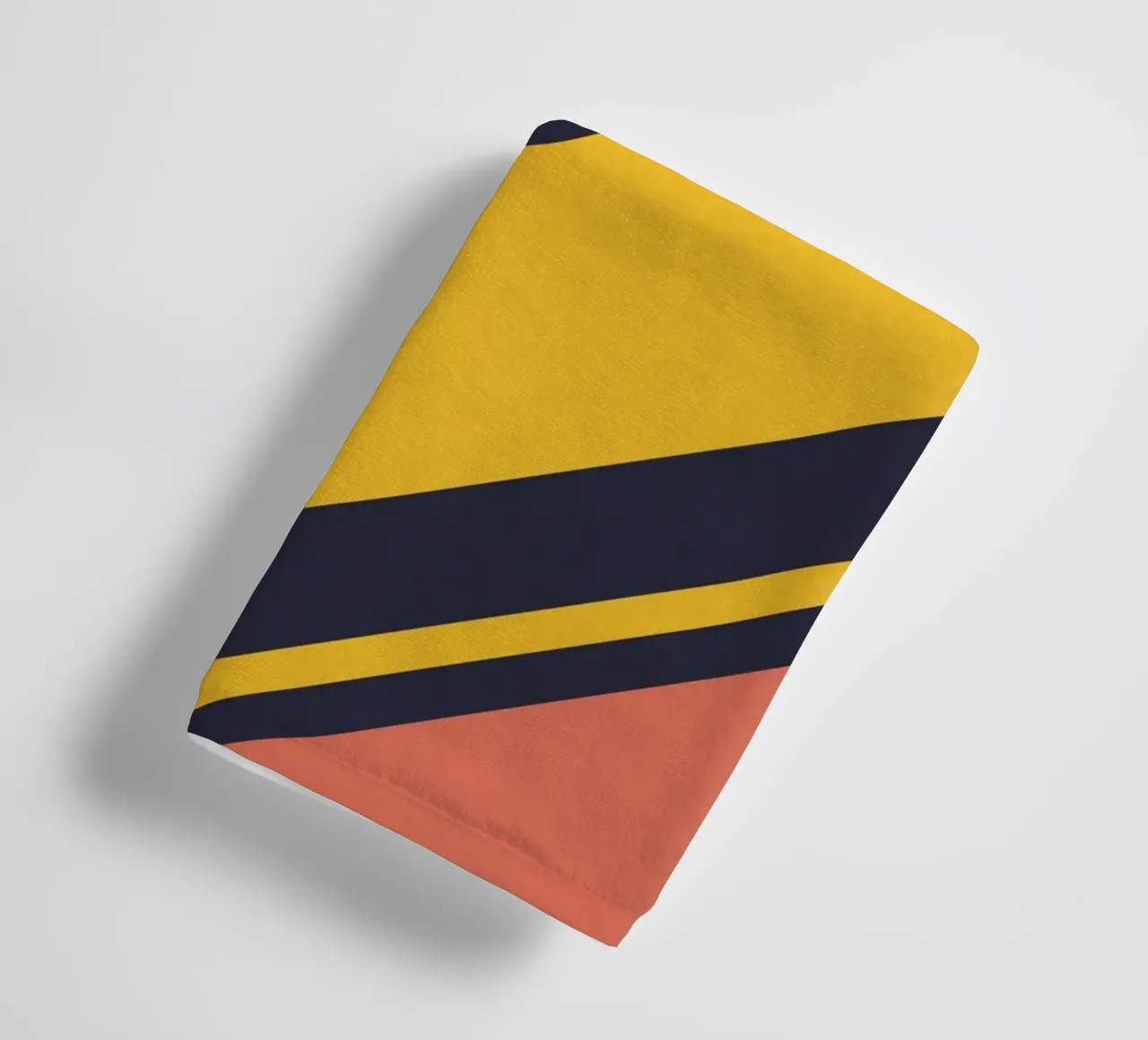 Rayures rétro en bleu corail jaune serviette de bain de Petra Lang