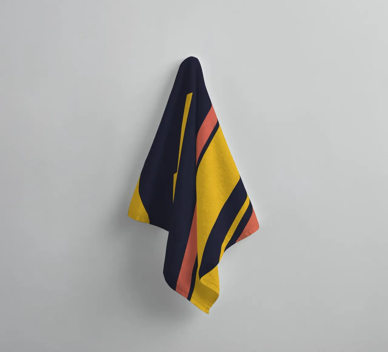 Rayures rétro en bleu corail jaune serviette de bain de Petra Lang