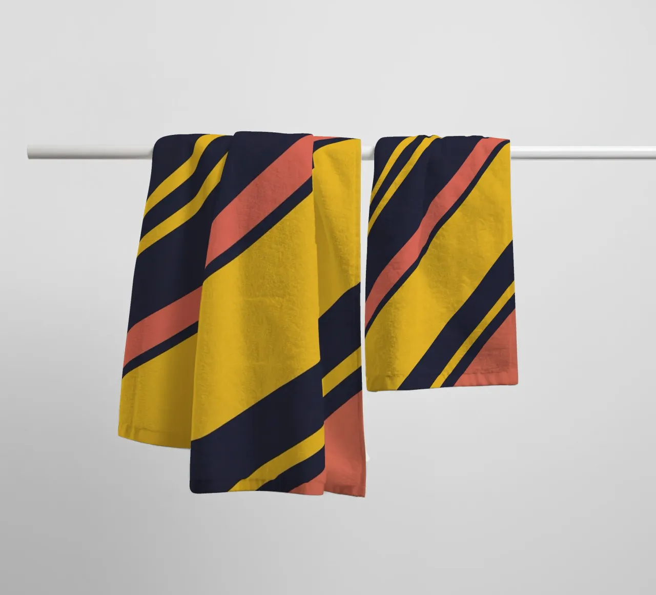 Rayures rétro en bleu corail jaune serviette de bain de Petra Lang