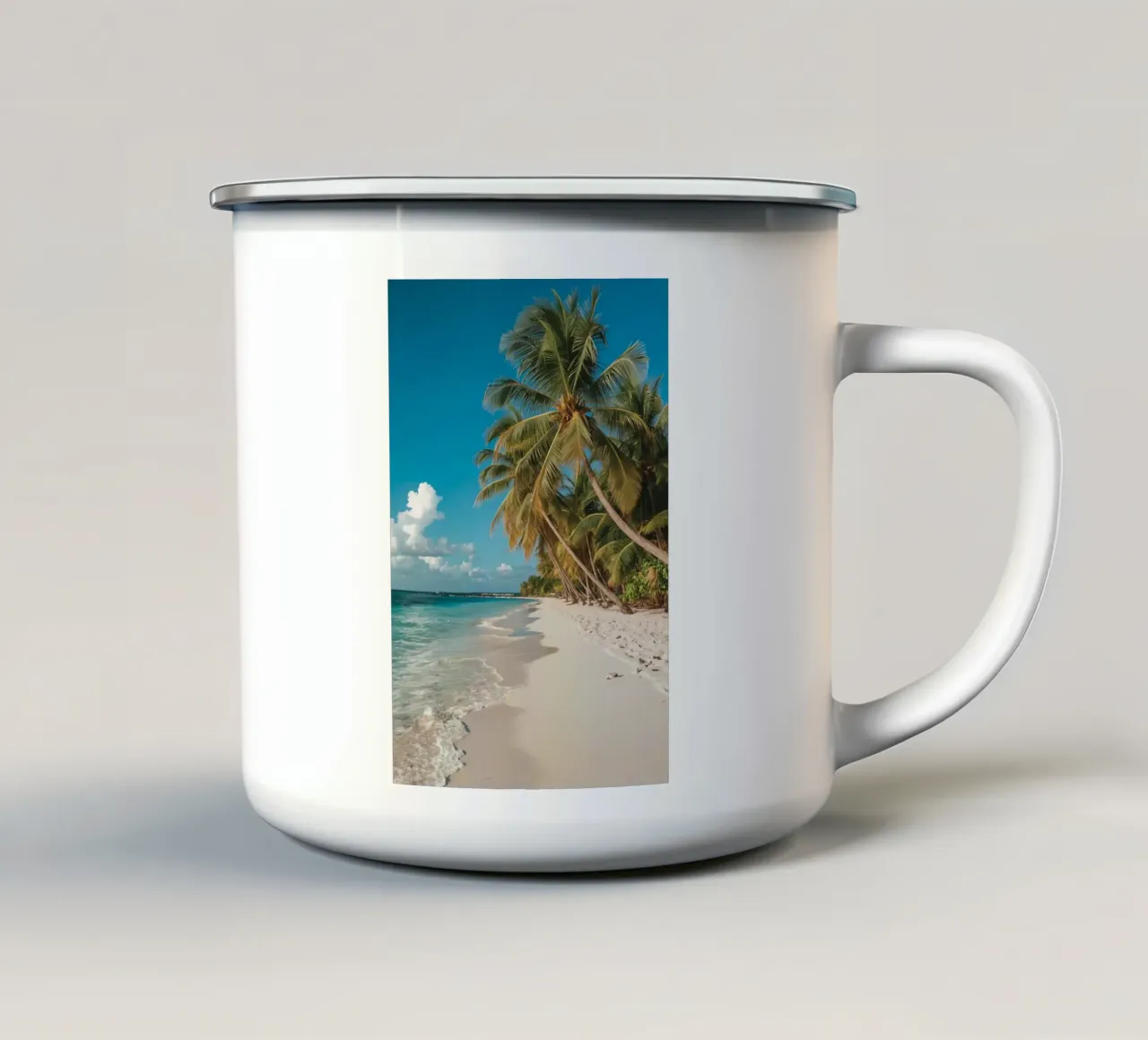 Spiaggia con palme e acqua turchese tazza in smalto da DesignDoodle