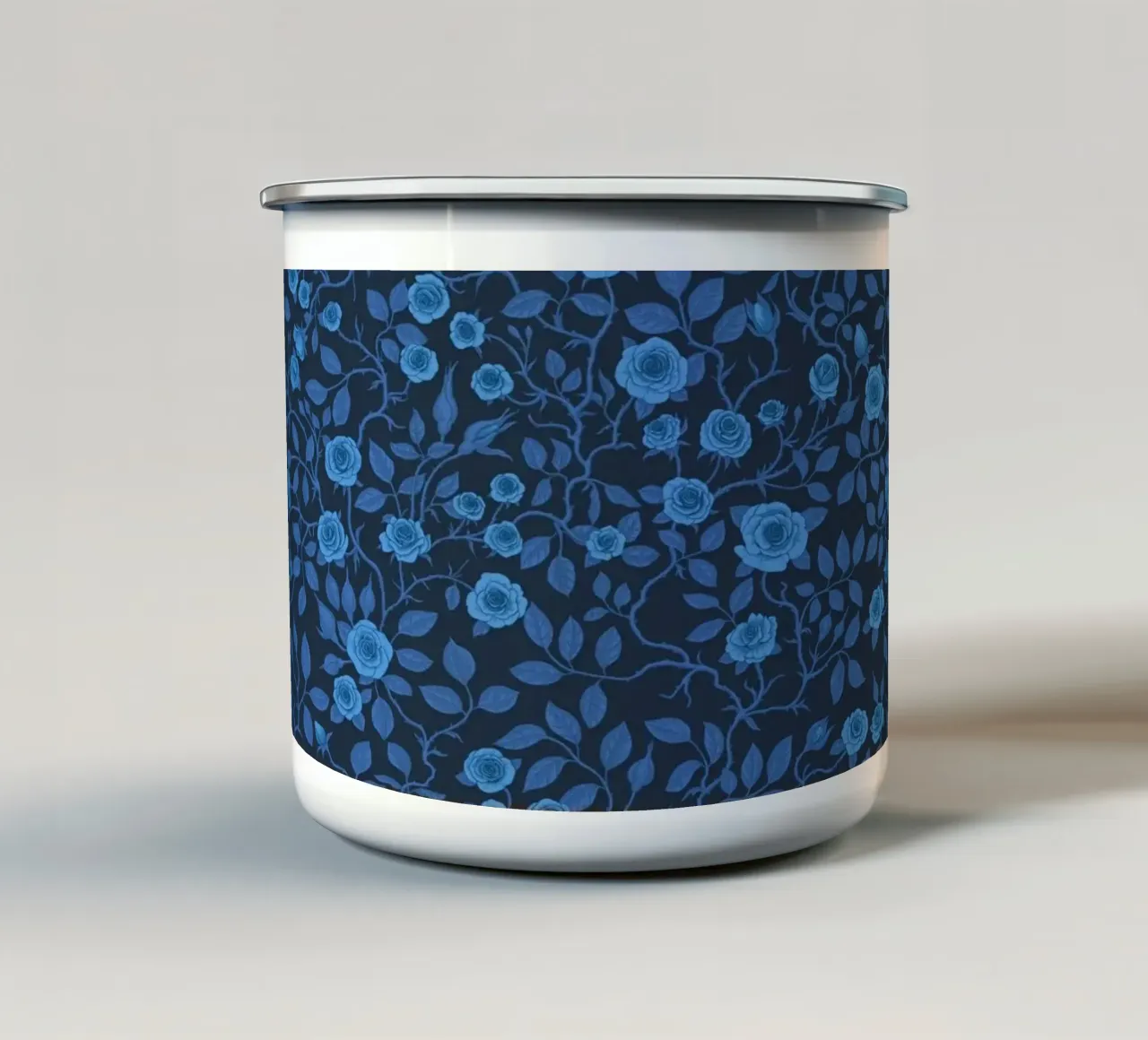 Rose selvatiche in blu tazza in smalto da Painted Nature