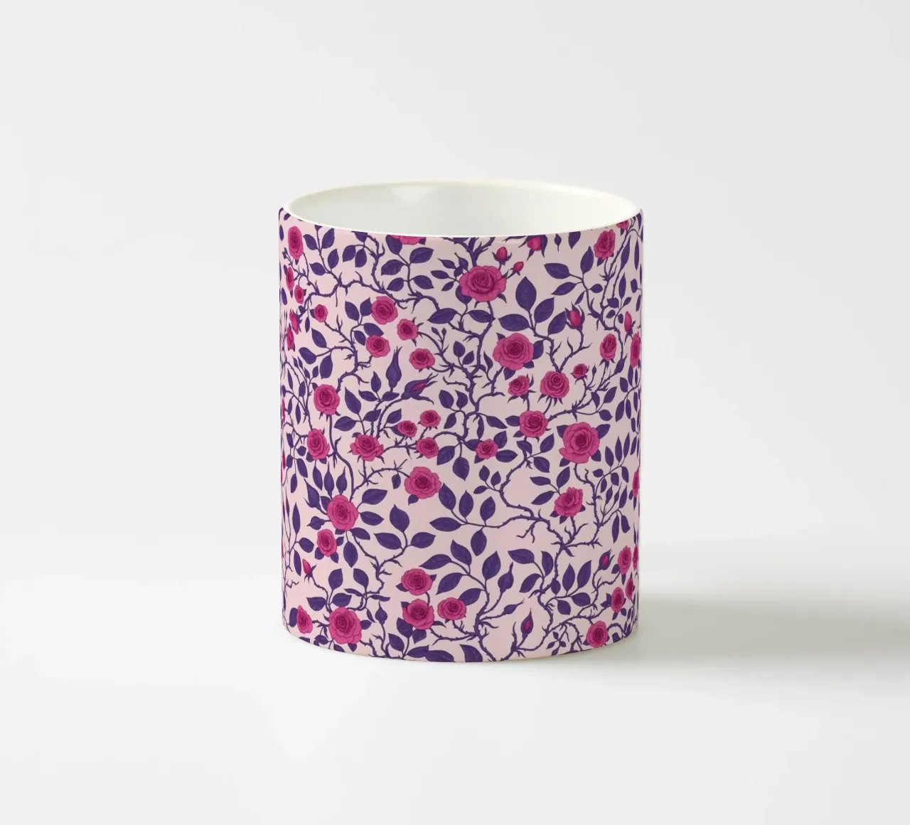 Rose selvatiche in rosa e viola tazza in ceramica da Painted Nature