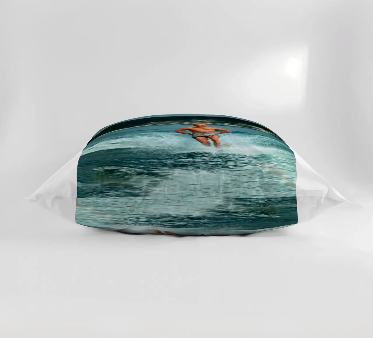 Giocare in mare facendo surf - Slim Aarons cuscino da The Poster UK