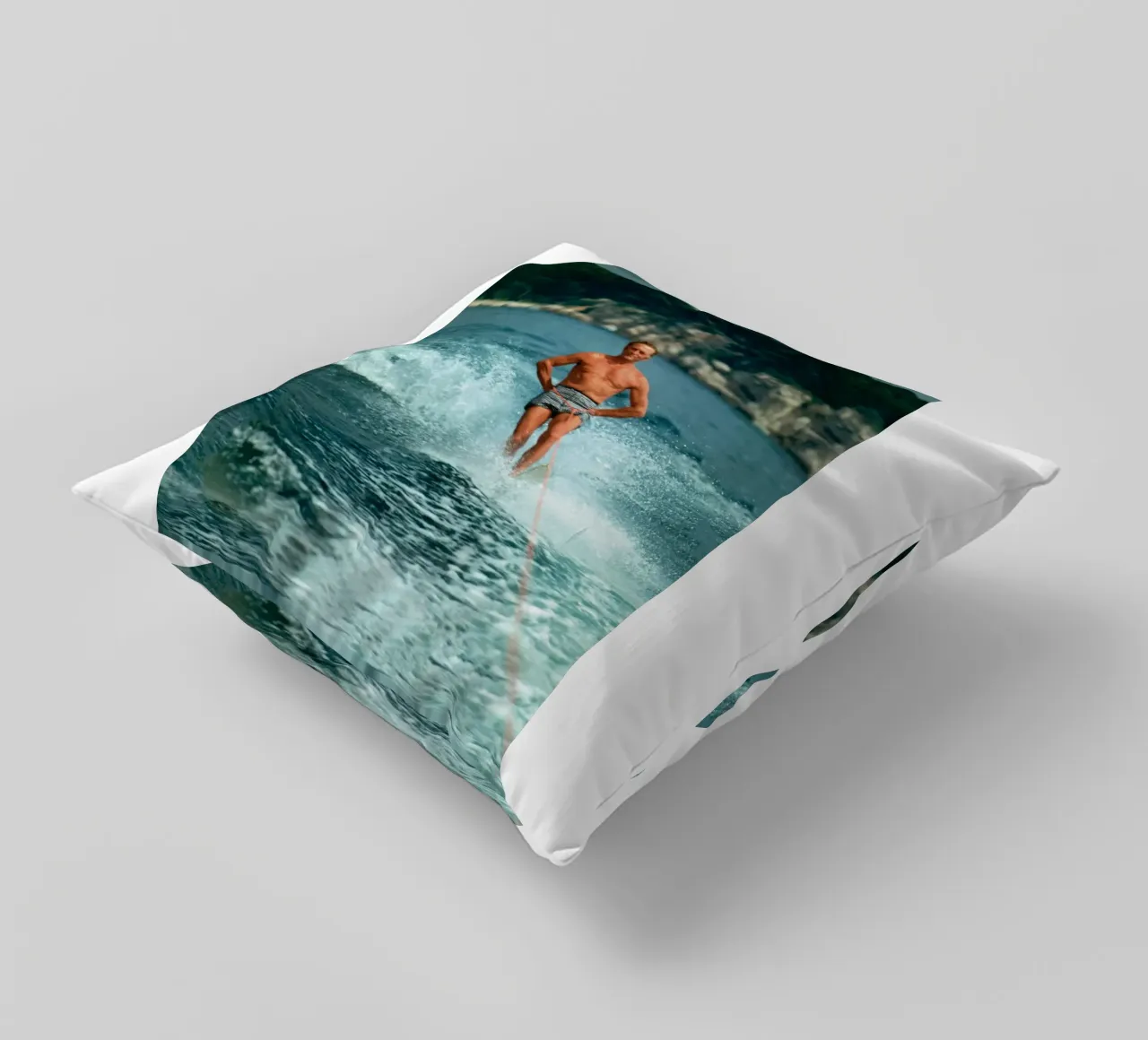 Giocare in mare facendo surf - Slim Aarons cuscino da The Poster UK