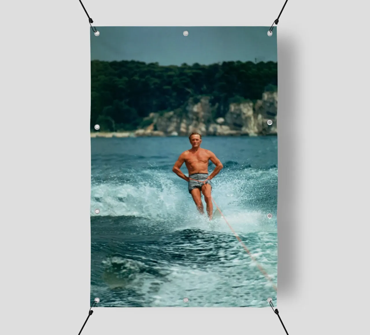 Giocare in mare facendo surf - Slim Aarons telo in pvc da The Poster UK