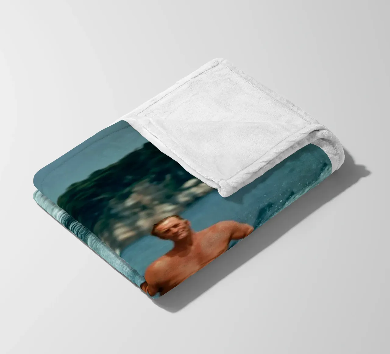 Giocare in mare facendo surf - Slim Aarons coperta in pile da The Poster UK