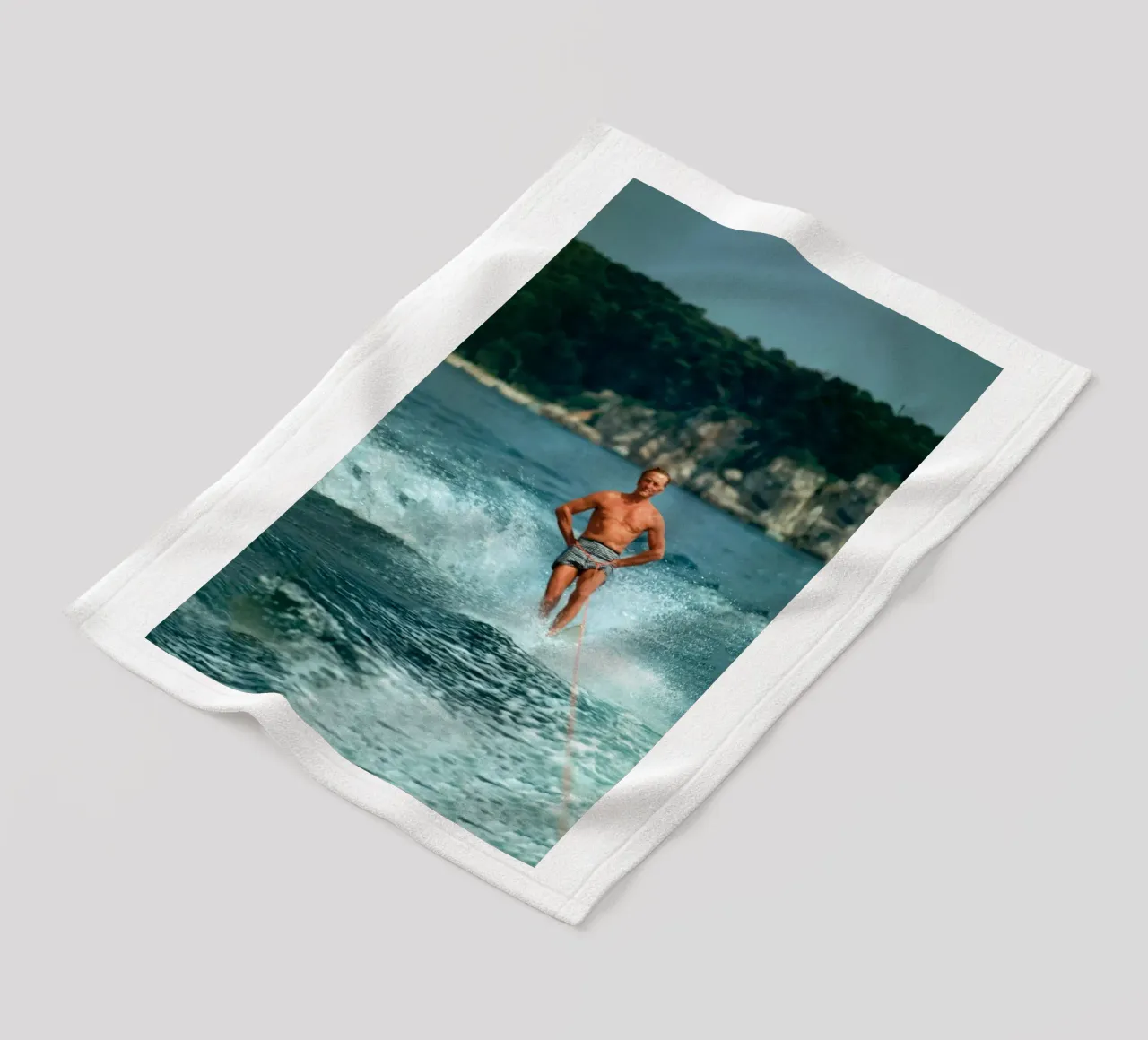 Giocare in mare facendo surf - Slim Aarons coperta in pile da The Poster UK