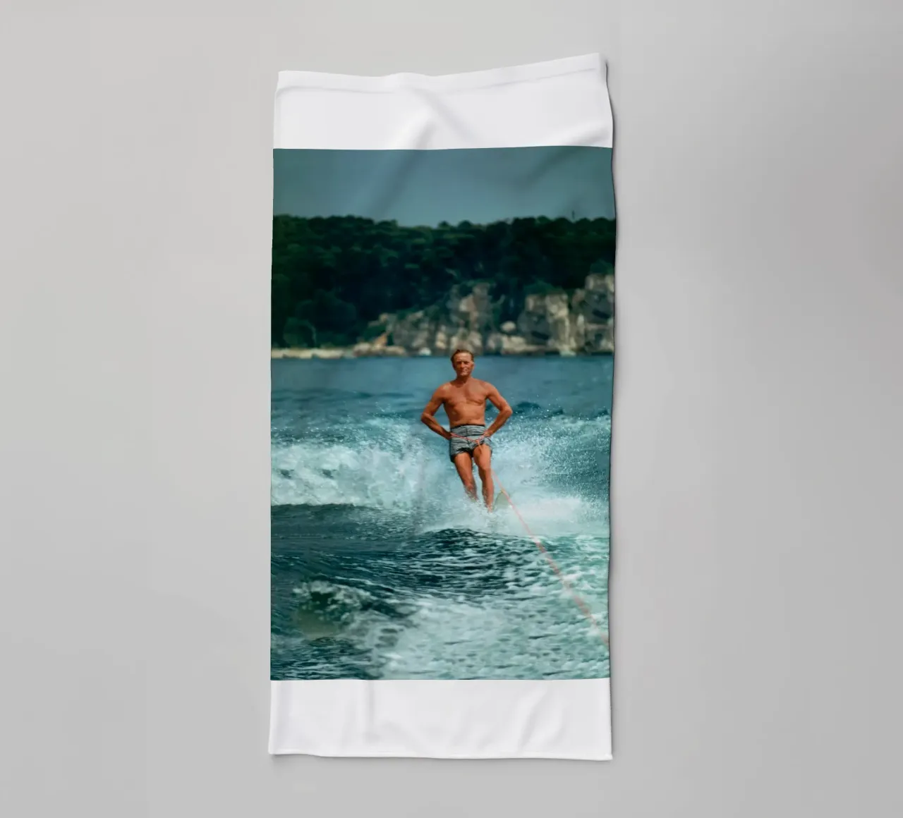 Giocare in mare facendo surf - Slim Aarons asciugamano da bagno da The Poster UK