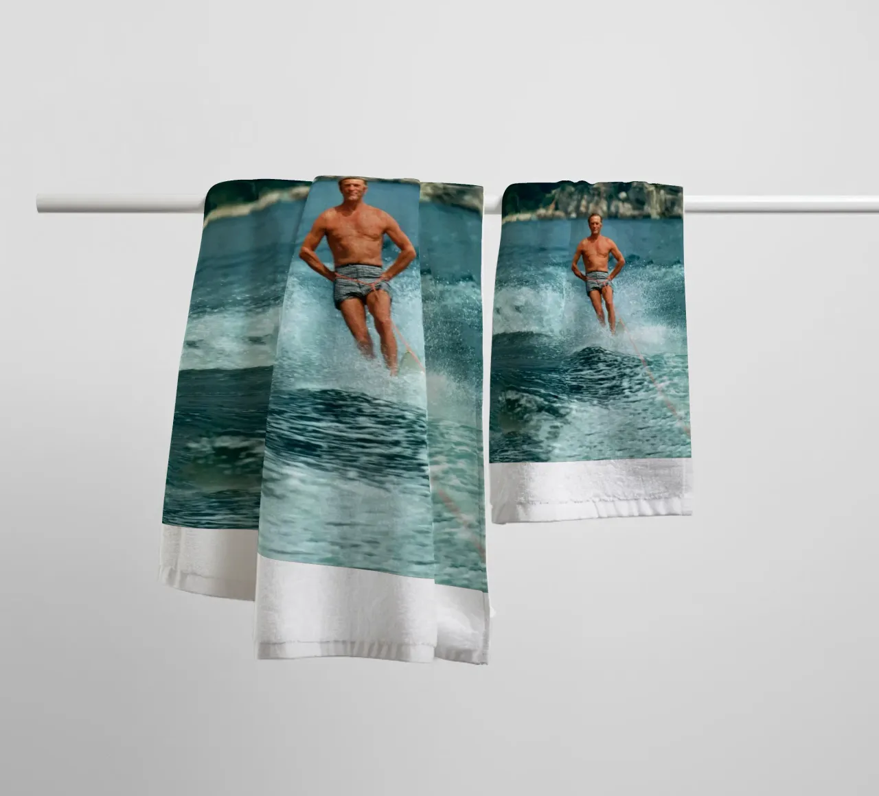 Giocare in mare facendo surf - Slim Aarons asciugamano da bagno da The Poster UK