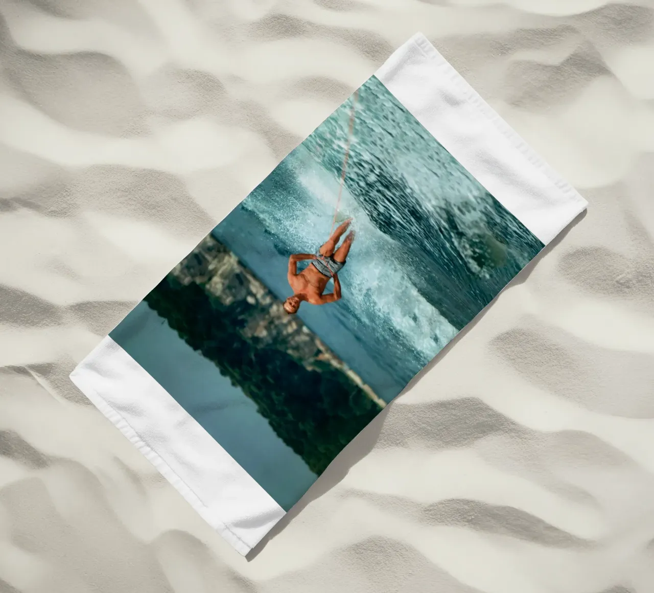 Giocare in mare facendo surf - Slim Aarons telo mare da The Poster UK