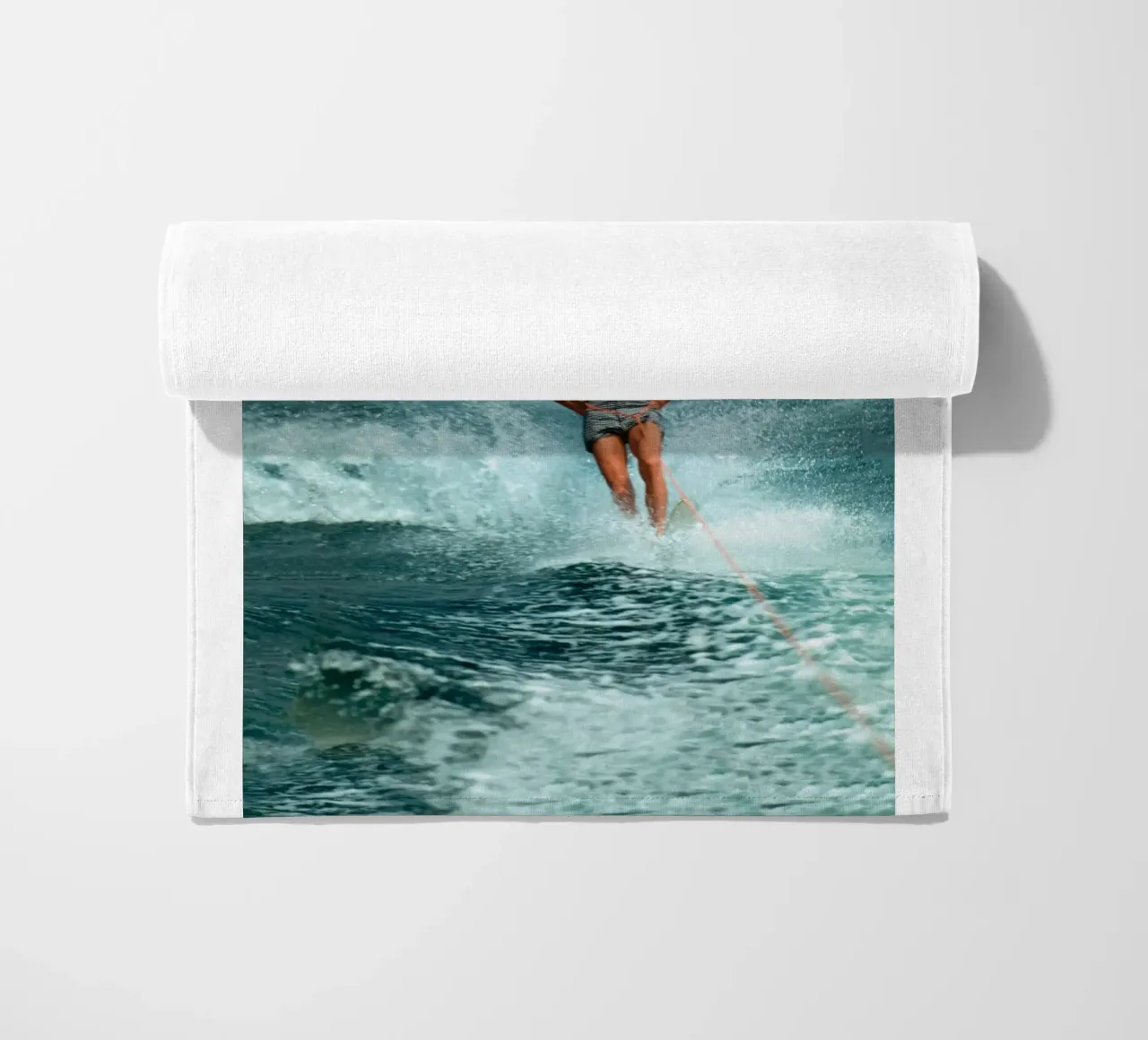 Giocare in mare facendo surf - Slim Aarons telo mare da The Poster UK
