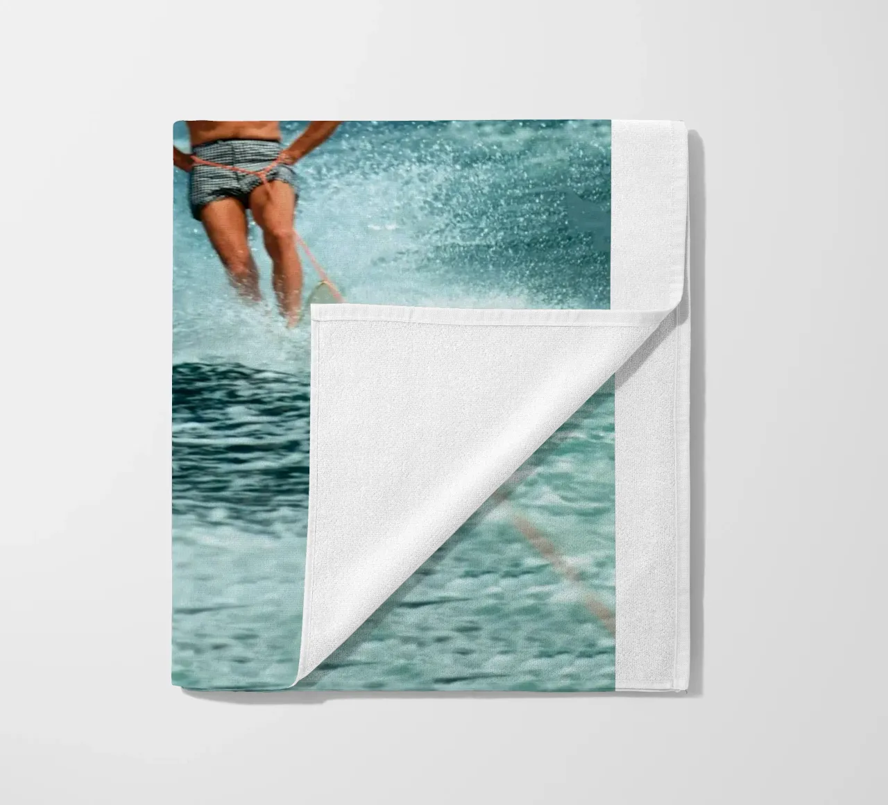 Giocare in mare facendo surf - Slim Aarons telo mare da The Poster UK