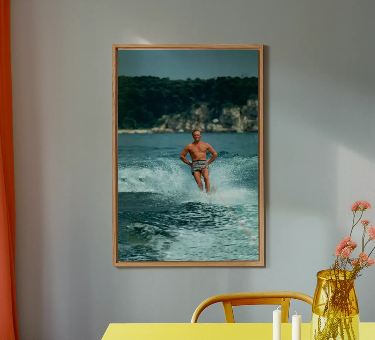 Giocare in mare facendo surf - Slim Aarons alluminio dibond da The Poster UK