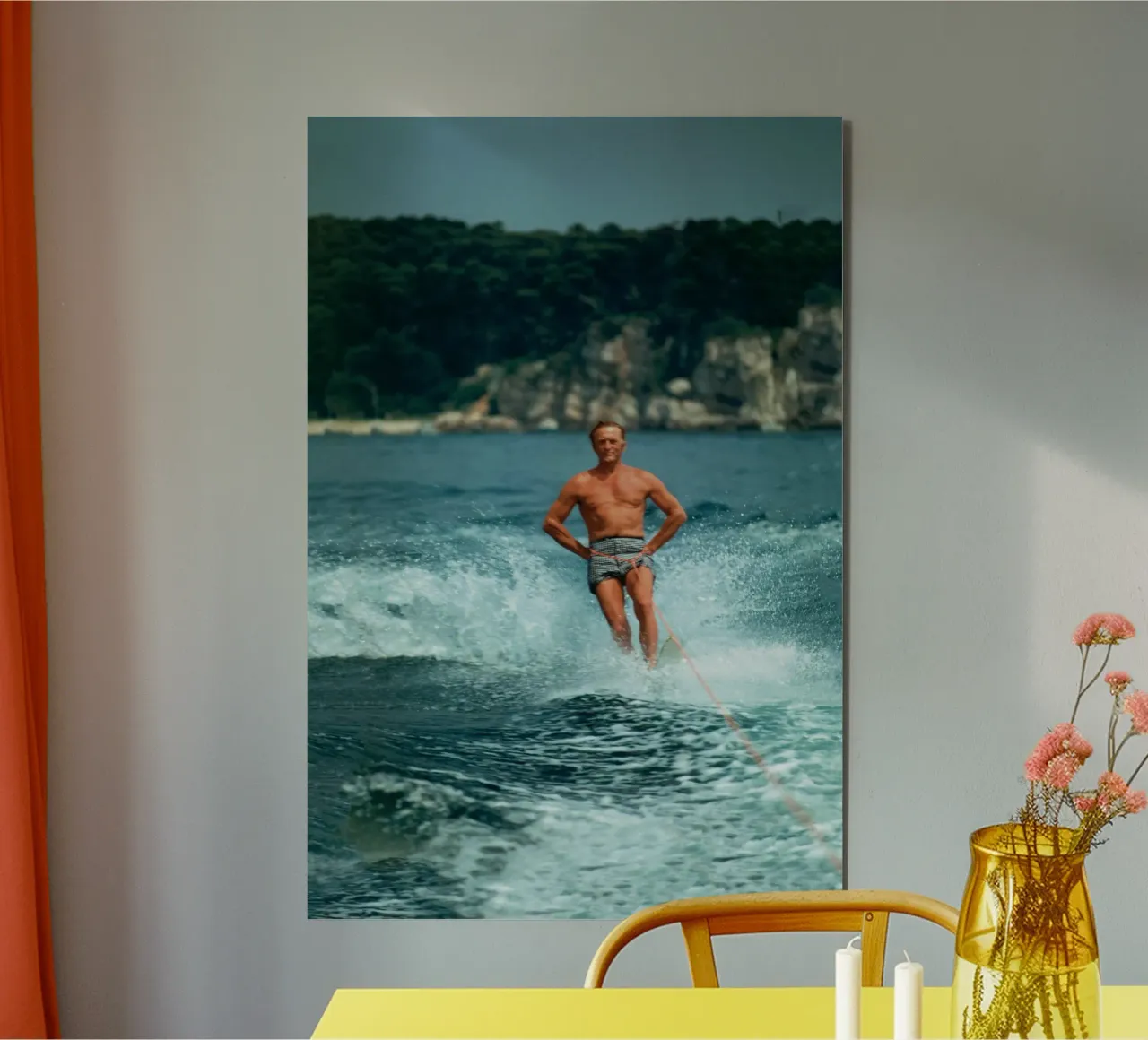 Giocare in mare facendo surf - Slim Aarons alluminio dibond da The Poster UK